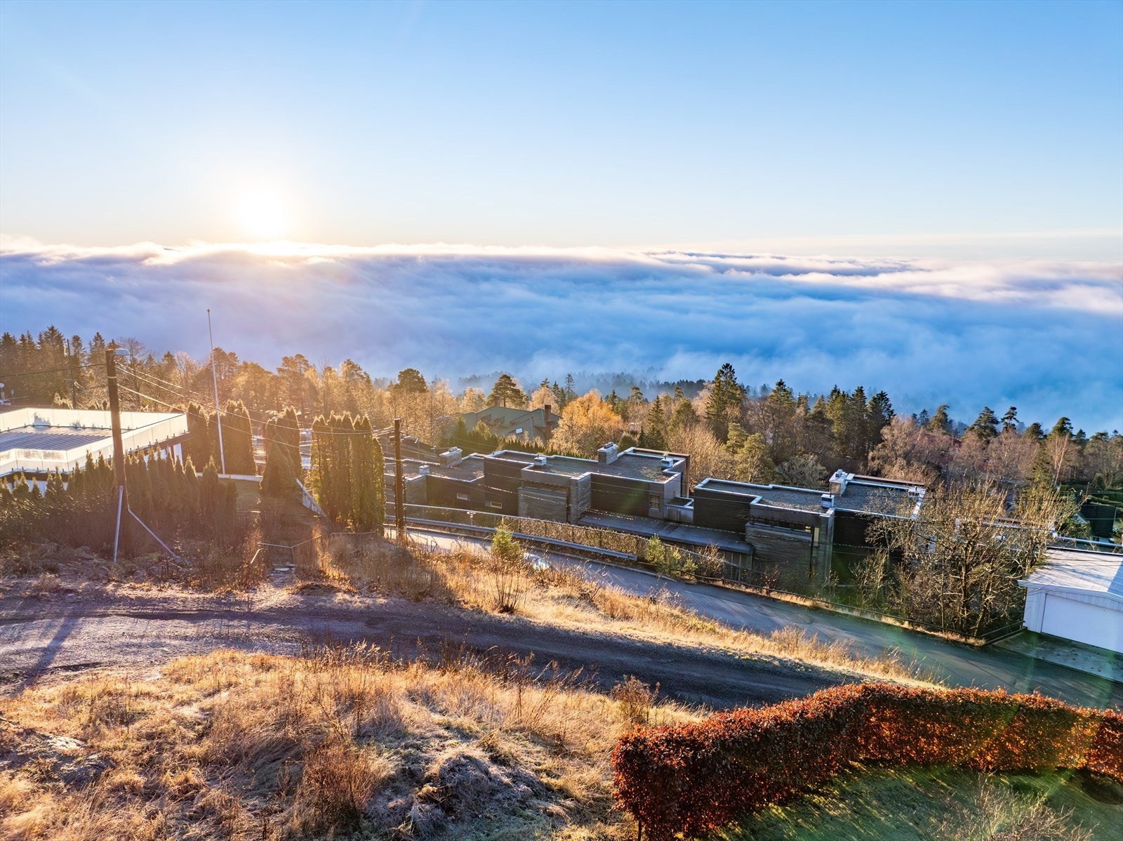 Tomten har en fantastisk beliggenhet i et meget veletablert og eksklusivt boligområde på Besserud på Holmenkollen Galleribilde