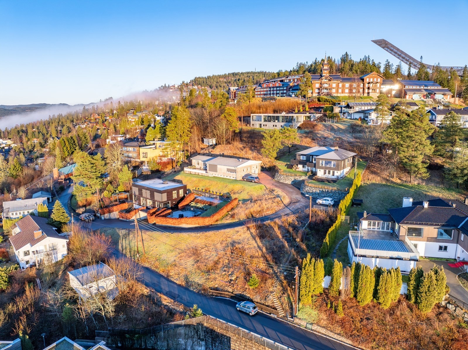 Tomten er skrånende mot sør. Det går en adkomstvei gjennom tomten. Galleribilde