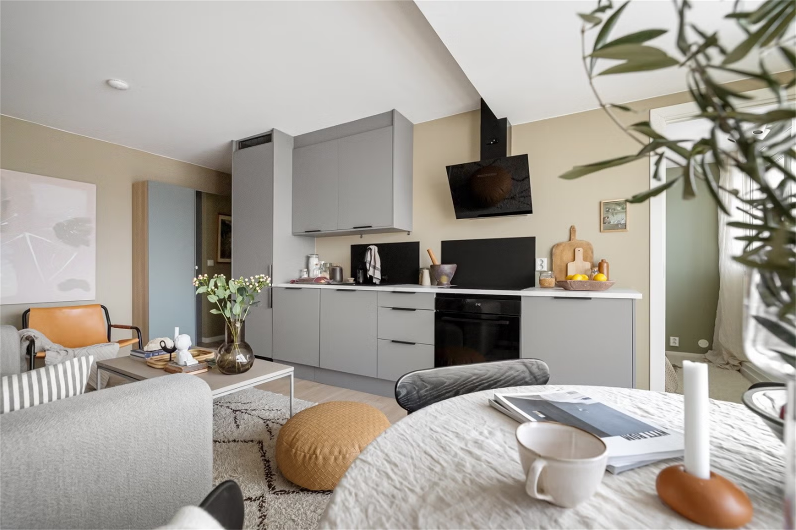 Fra stuen kjøkkenet er det utgang til balkong. Foto: Fotograf Ørnelund AS. Galleribilde