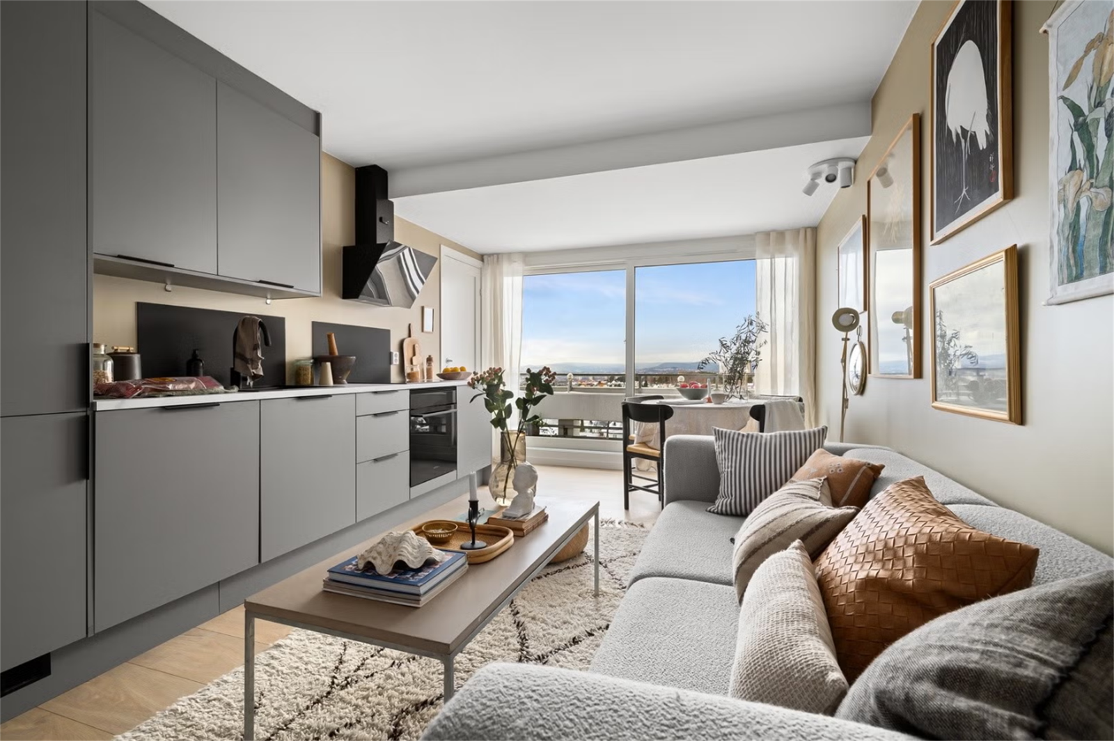 Bildene fra annonsen kan avvike noe, da vegger er malt og møbler skiftet. Foto: Fotograf Ørnelund AS. Galleribilde