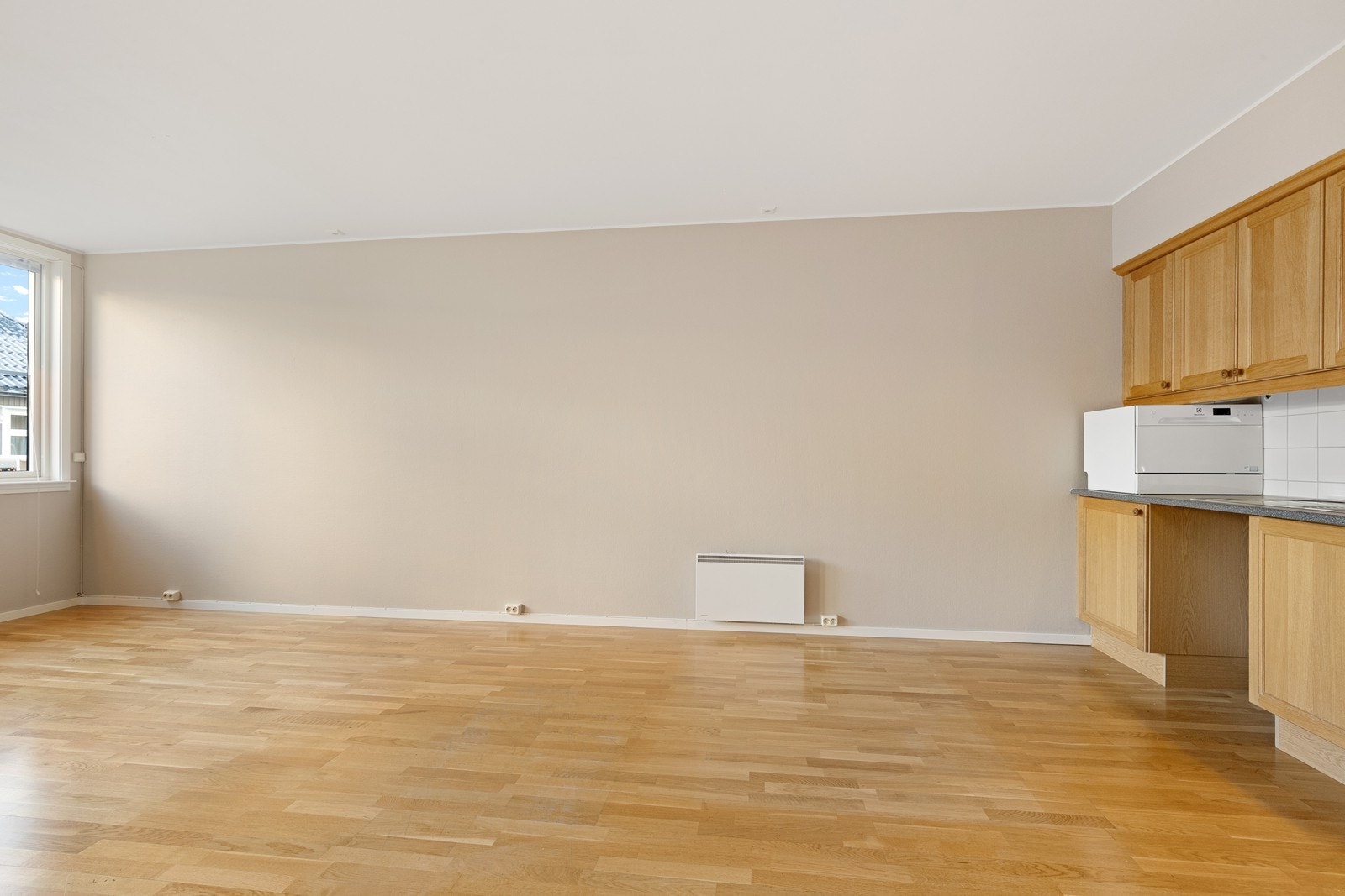 Stue med malte vegger og eikeparkett gir et ryddig og vedlikeholdsfritt rom. Galleribilde