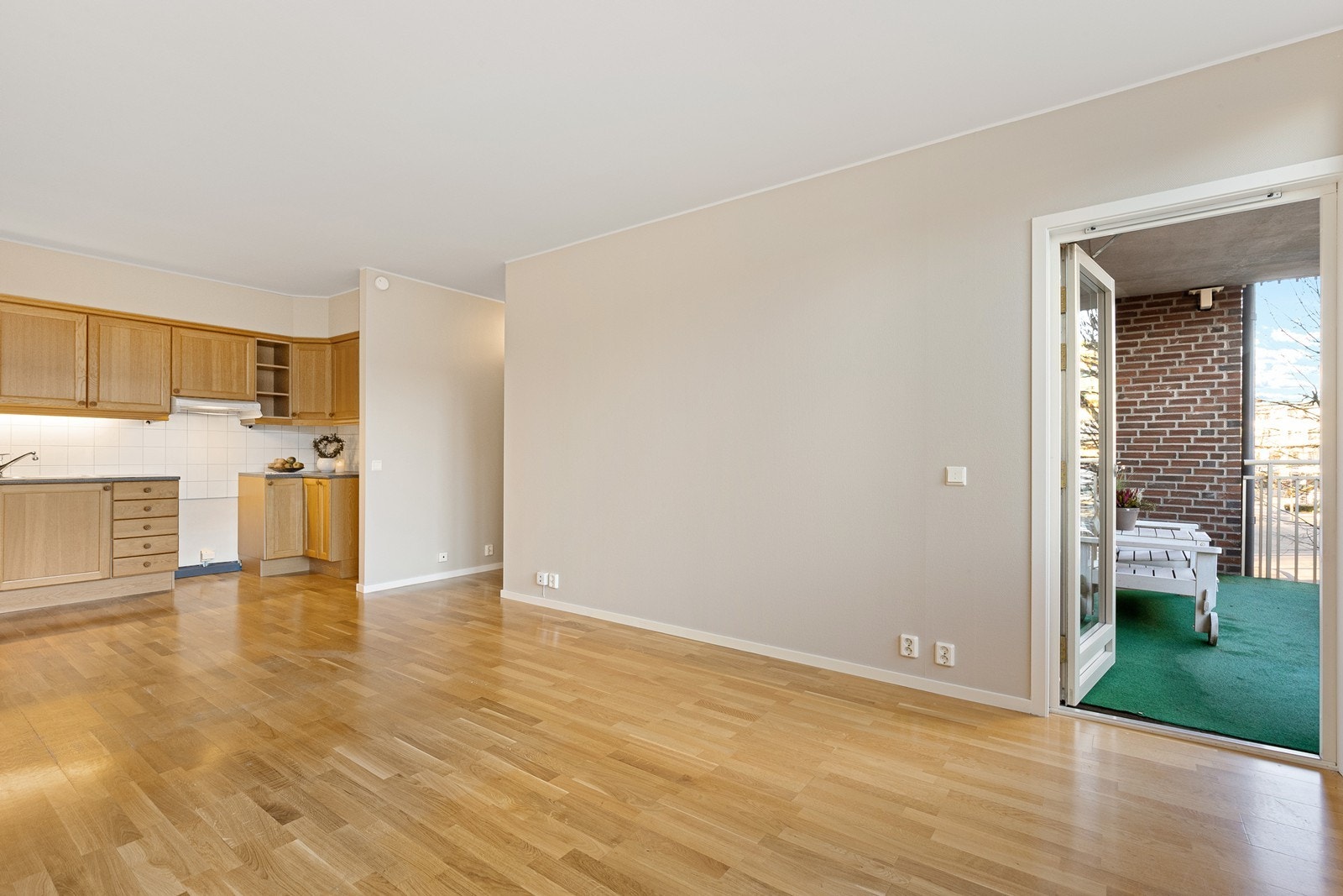 Direkte utgang til balkong fra stuen gir enkel tilgang til uteområdet.
Kjøkkenet har opplegg for oppvaskmaskin, noe som gir praktisk funksjonalitet. Galleribilde