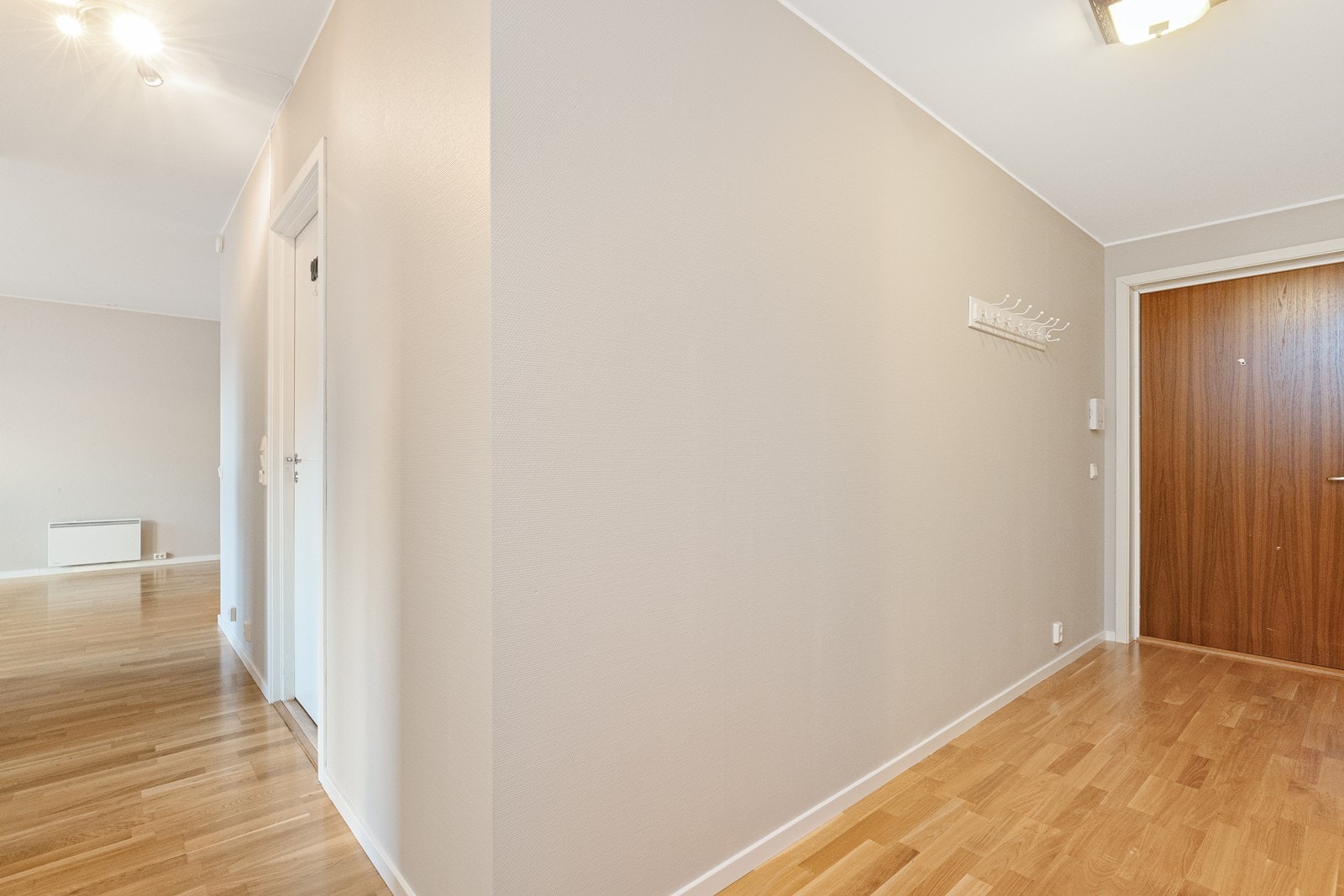 Direkte forbindelse til stuen gir en naturlig overgang fra entréen. Galleribilde