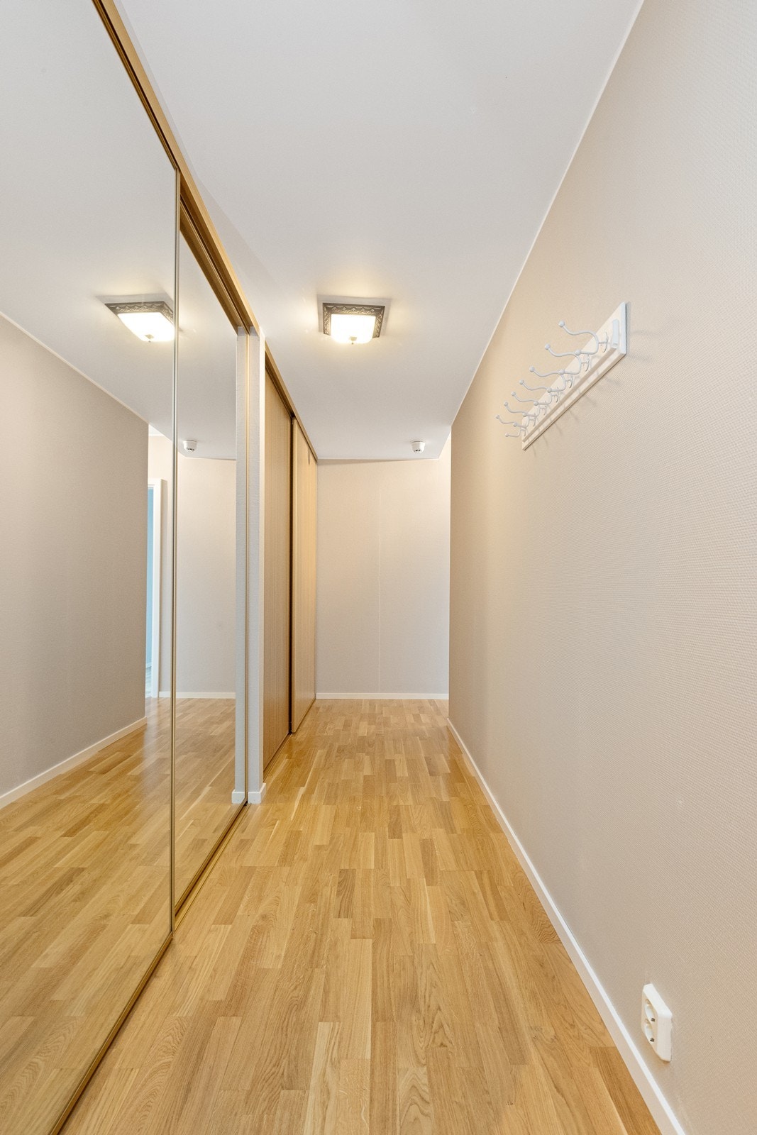 Skyvedørsgarderobe med speil gir praktisk oppbevaringsløsning i entréen. Galleribilde