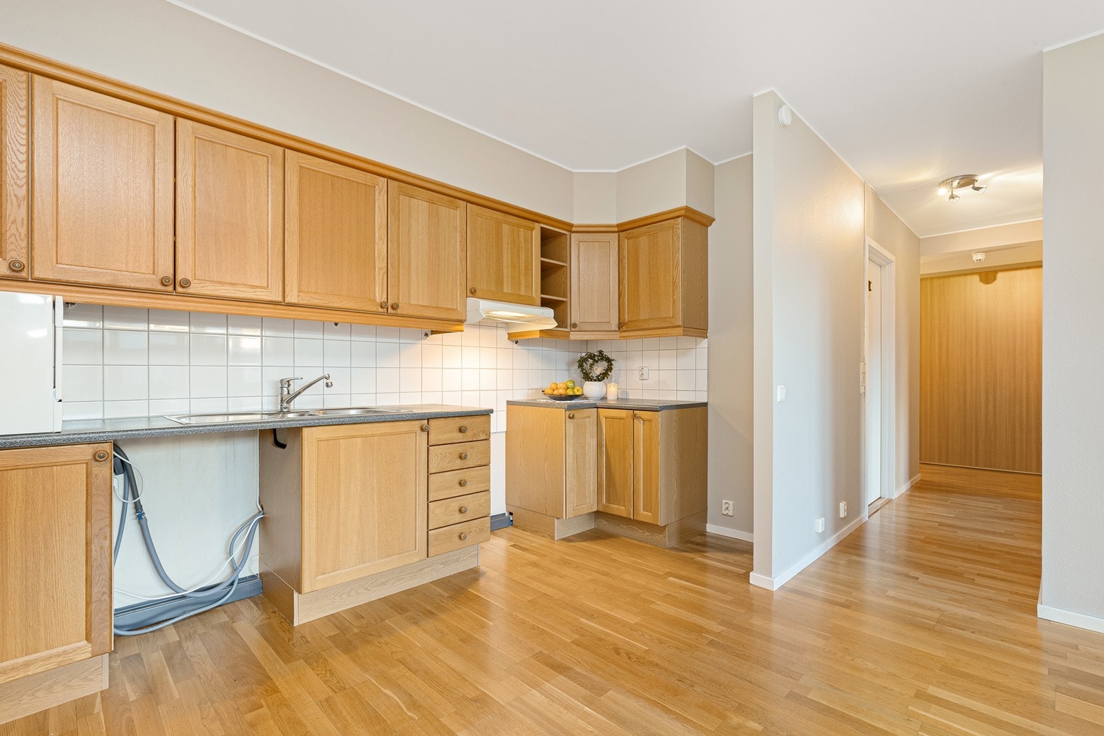 Kjøkkenet har opplegg for oppvaskmaskin, noe som gir praktisk funksjonalitet. Galleribilde