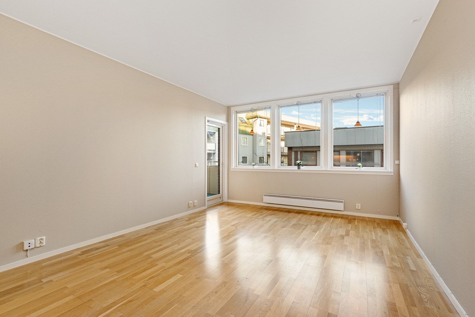 Plass til spisegruppe i stuen gir en naturlig overgang til kjøkkenet. Galleribilde