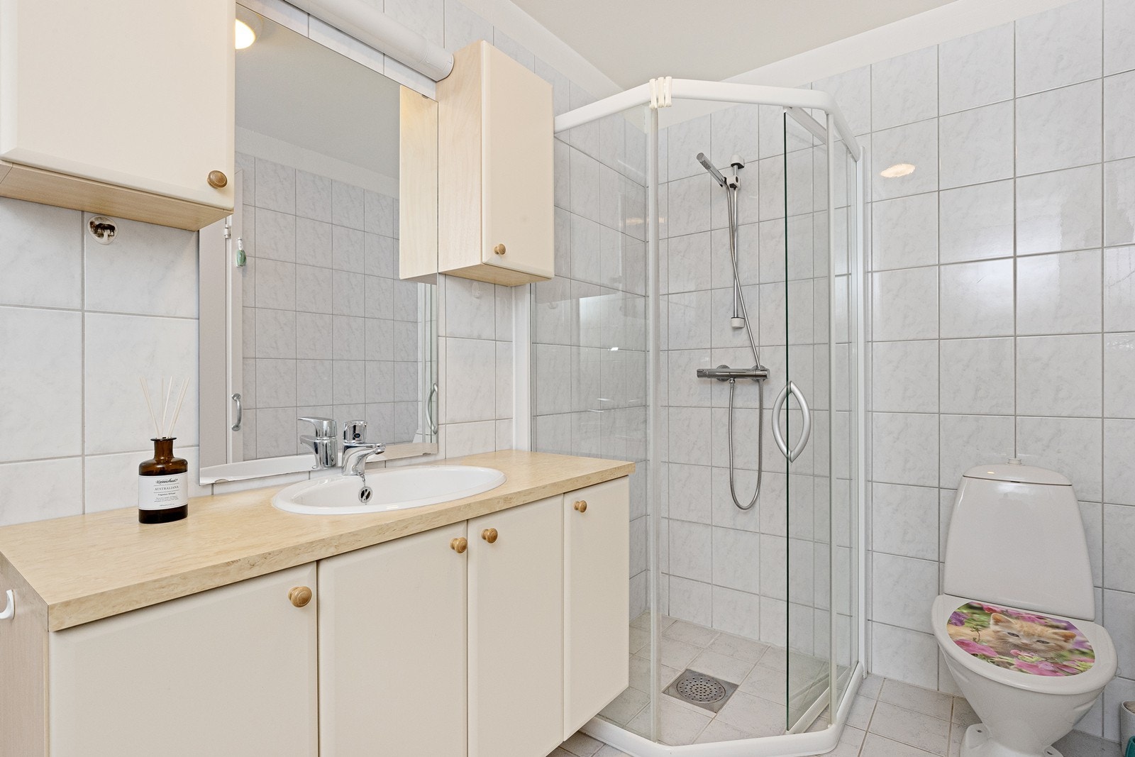 Flislagte overflater og elektriske varmekabler på badet. Galleribilde