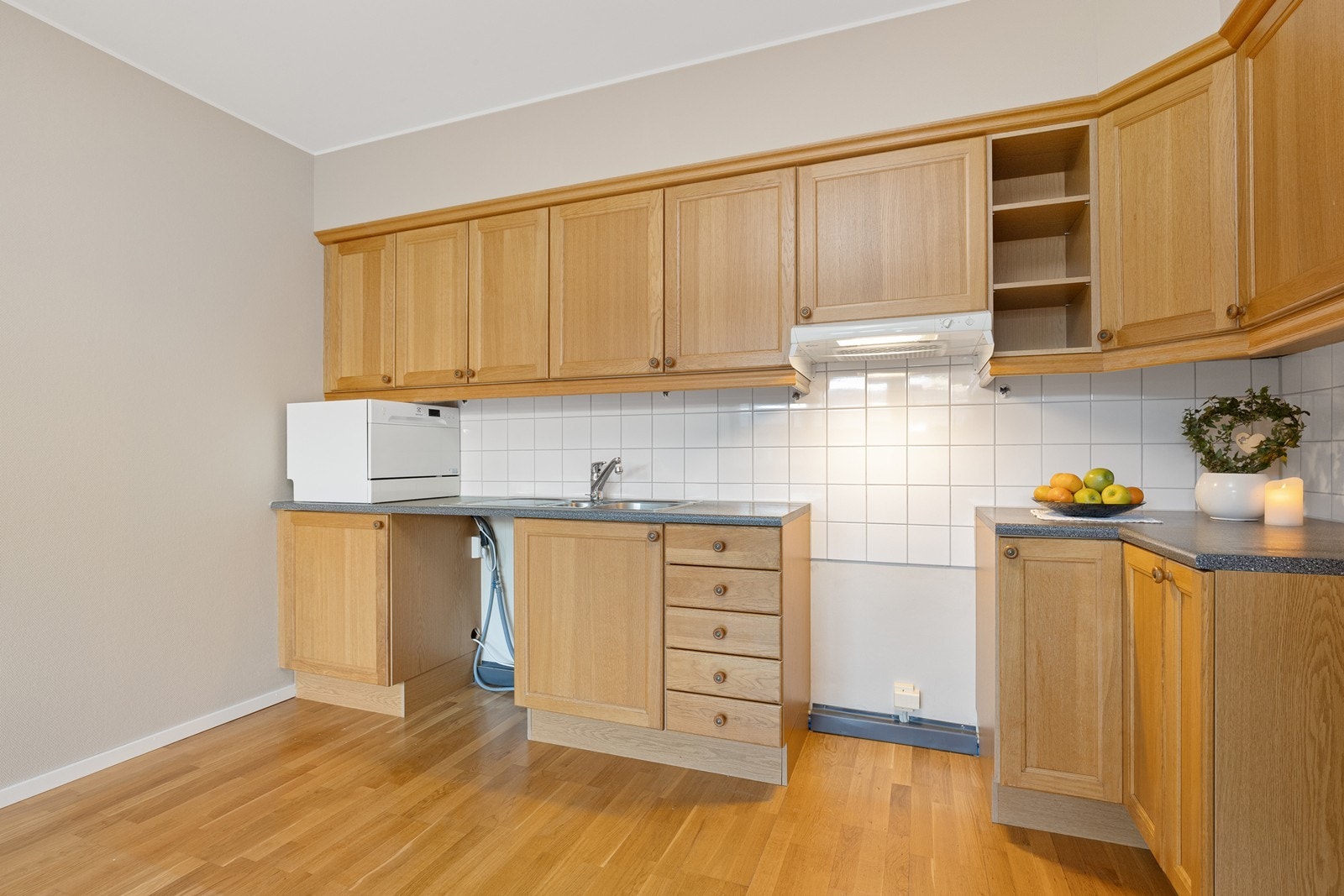 Profilerte eikefronter og laminert benkeplate gir kjøkkenet et solid preg. Galleribilde