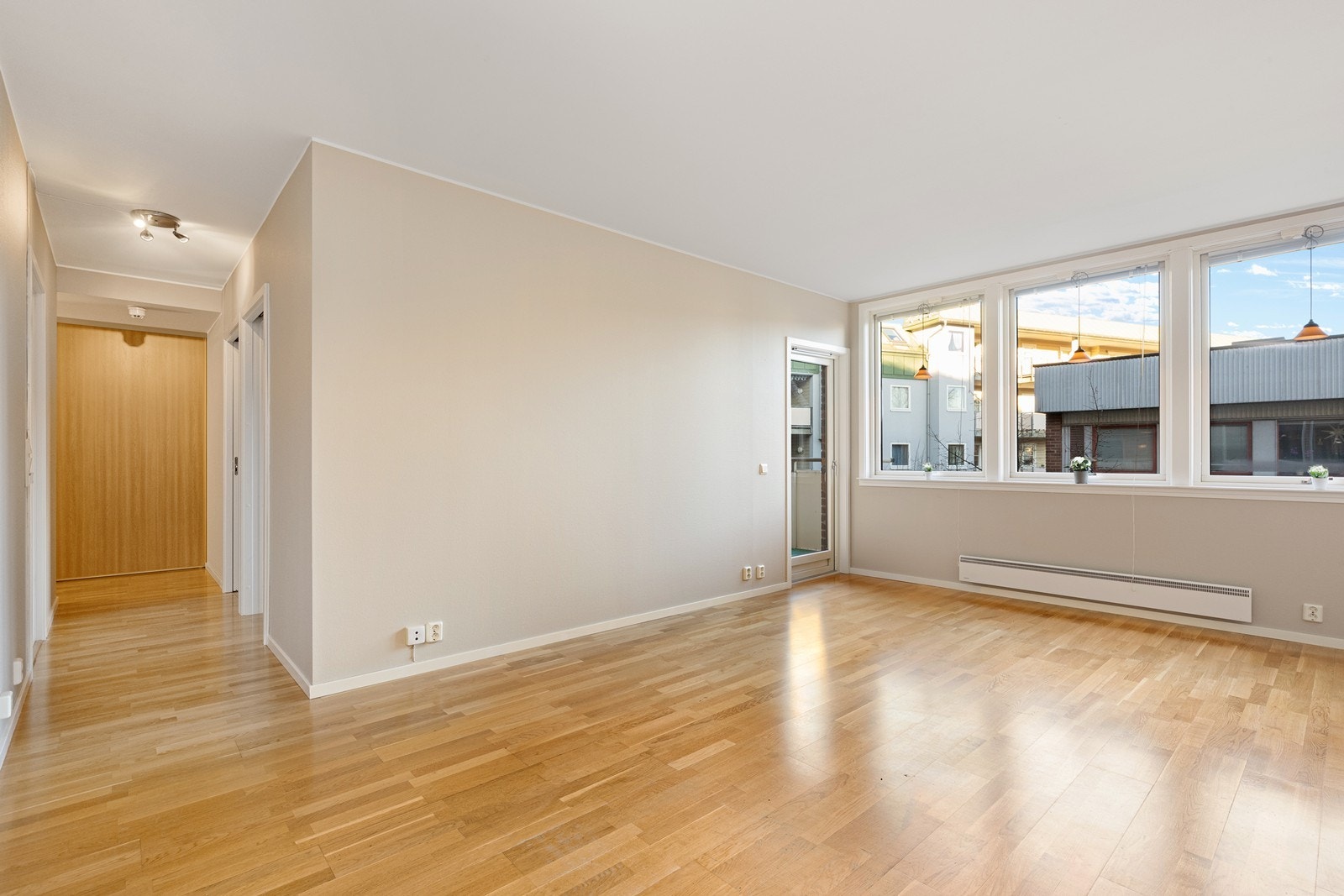 Store vinduer i stuen gir rikelig med naturlig lysinnslipp. Galleribilde