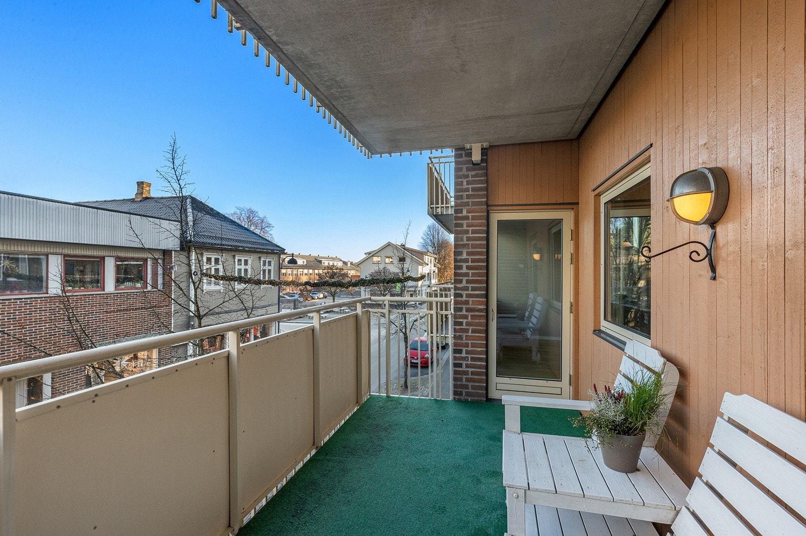 Utgang fra stuen til balkongen gir enkel tilgang til uteområdet, og balkongen er vendt mot nord. Galleribilde