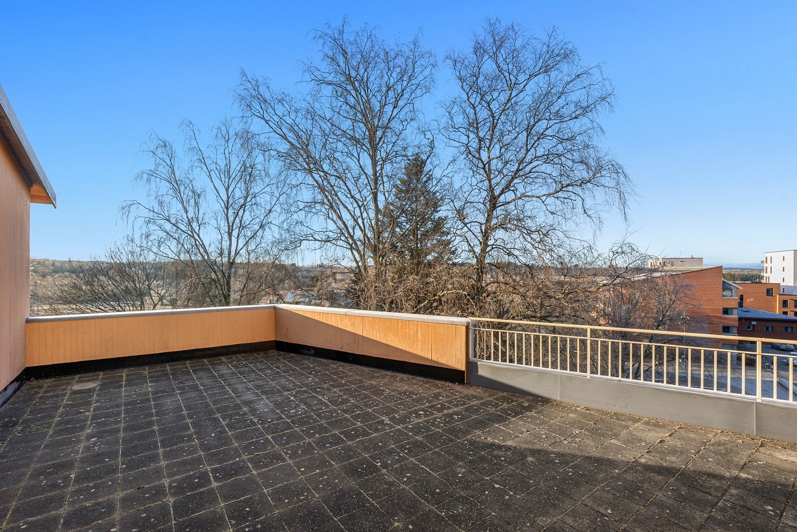 Den felles takterrassen gir mulighet for å nyte utsikten over det omkringliggende landskapet, med god plass til utemøbler. Galleribilde