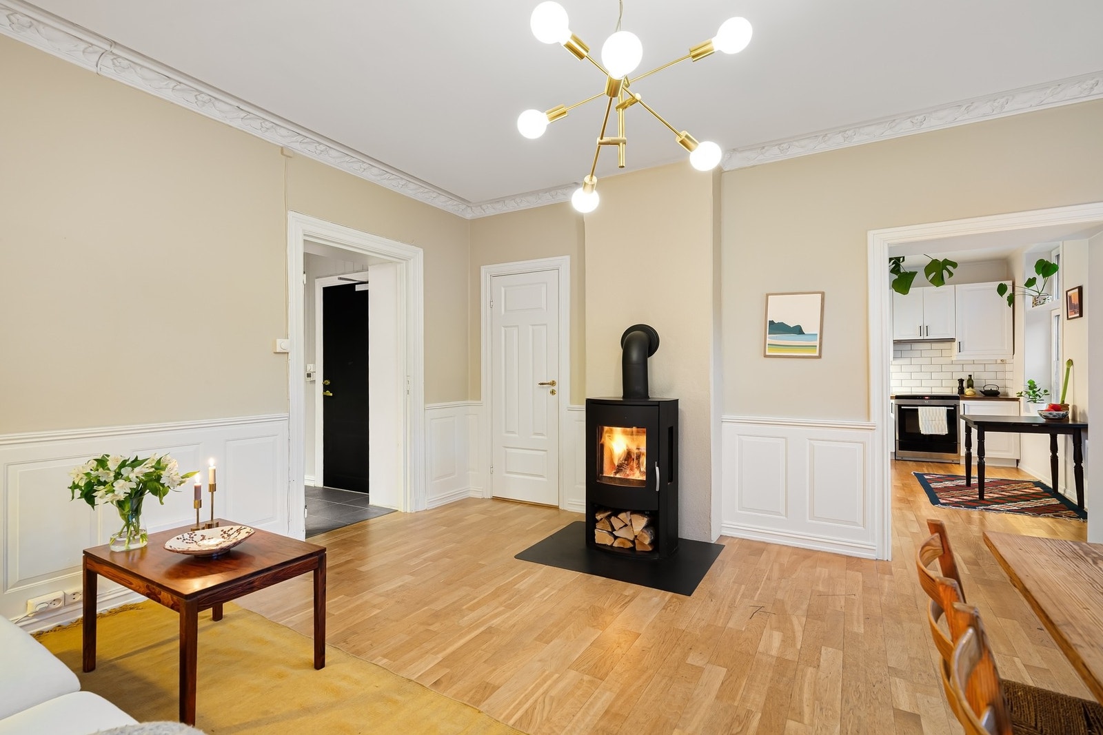 Stue med dels åpen kjøkkenløsning Galleribilde