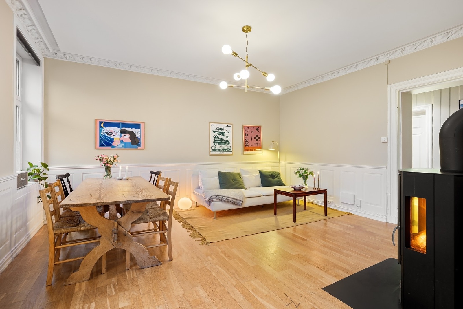 Stor stue med god plass for sofa, spisebord m.m.. Galleribilde