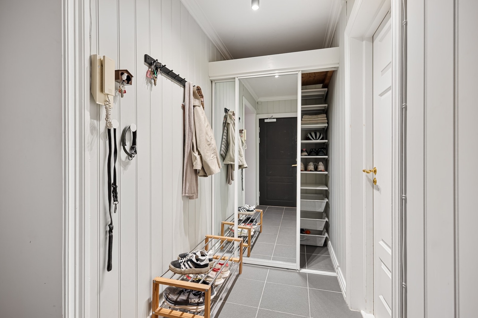 Entré med dyp garderobe for lagring Galleribilde