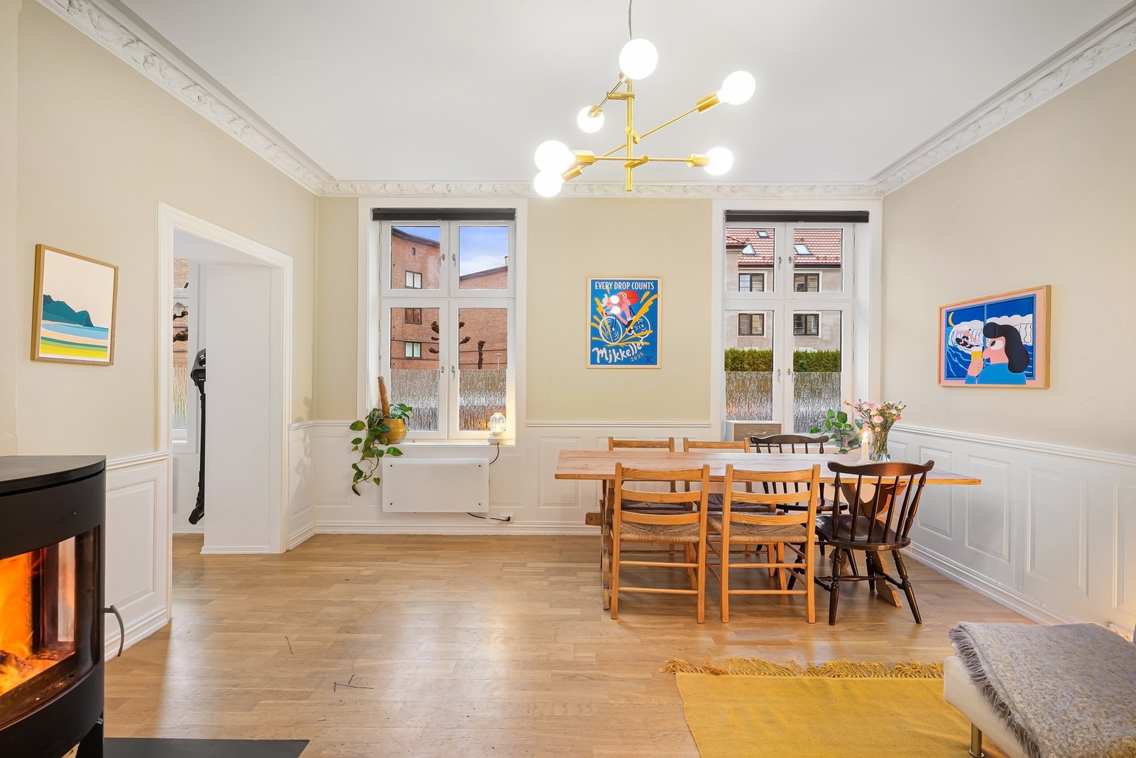 Leiligheten har sjarmerende elementer som stukkatur og generøs takhøyde Galleribilde