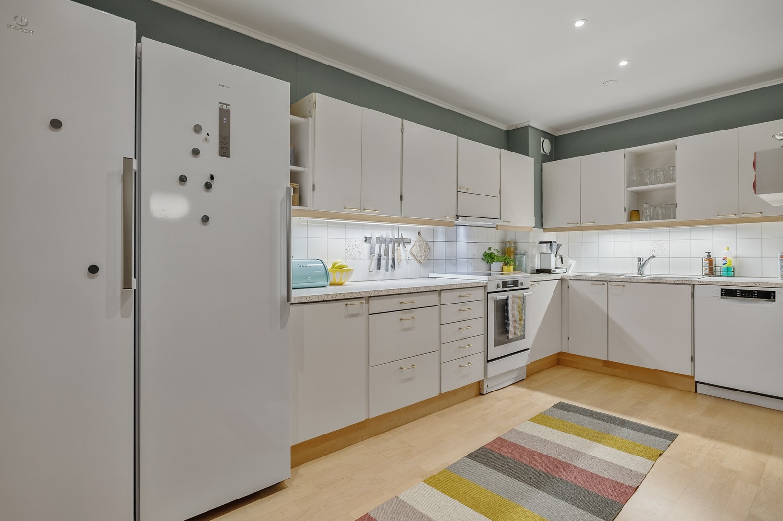 Kjøkkenets utforming sørger for effektive arbeidsflater og rikelig med oppbevaringsplass i skuffer og skap. Galleribilde