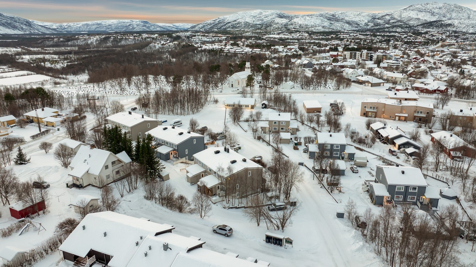 Eiendommen ligger i et etablert nabolag med nærhet til alle nødvendigheter og flotte turmuligheter i variert terreng. Galleribilde