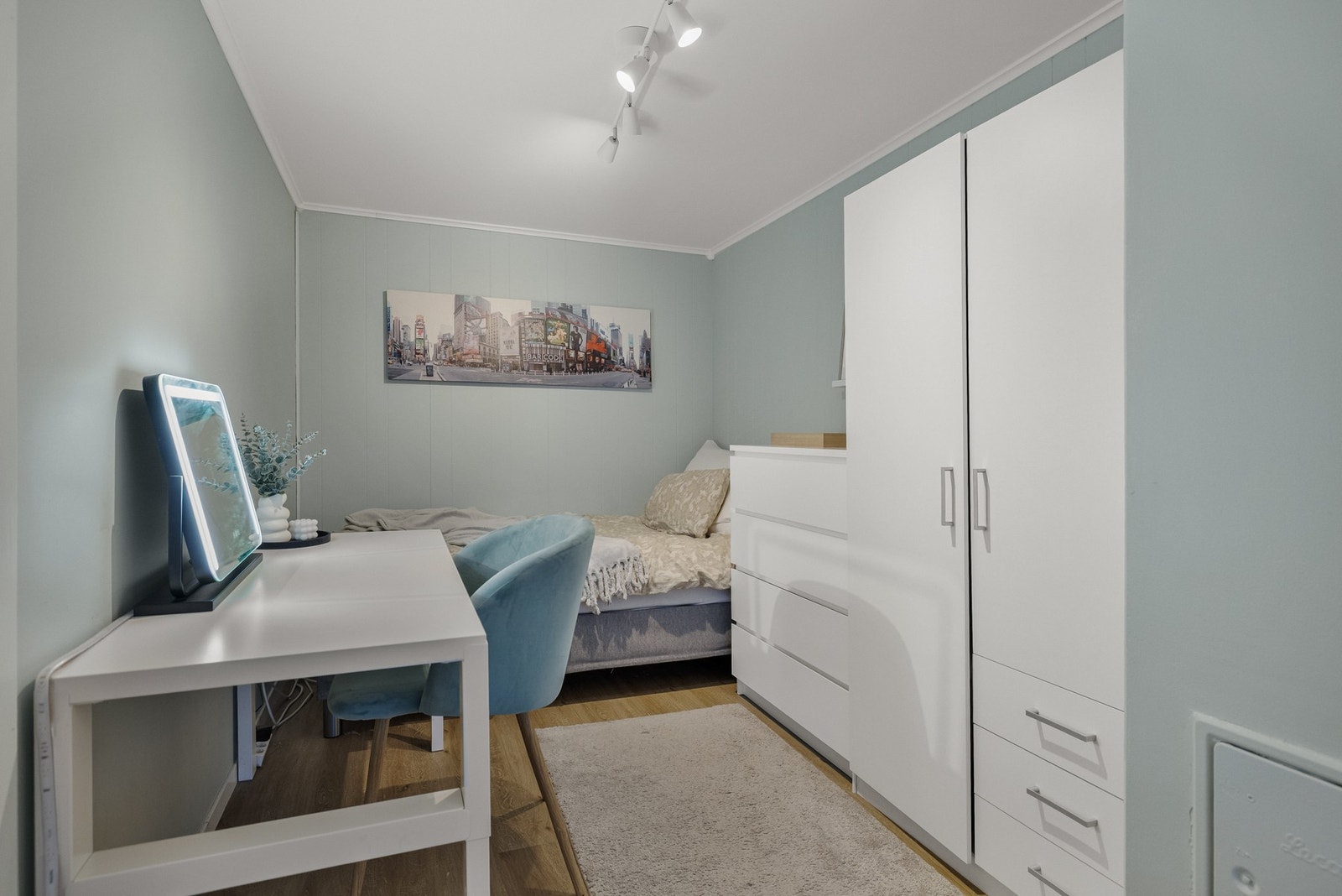 Samt annet møblement som garderobeløsning og skrivebord. Galleribilde