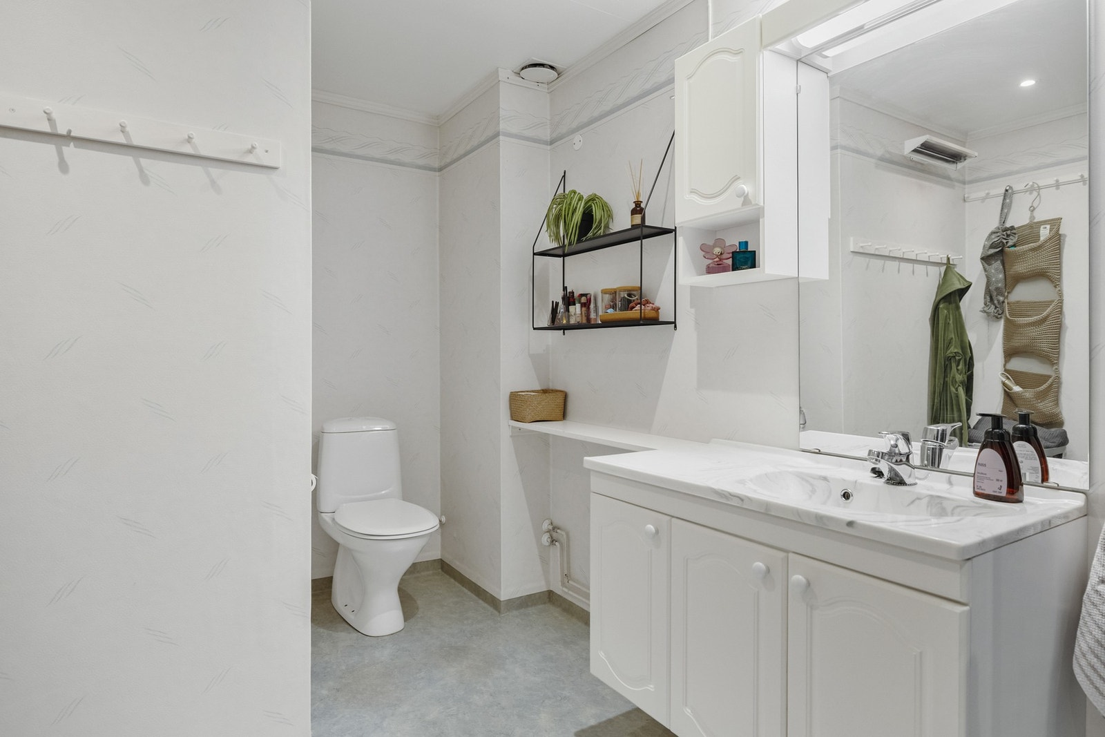 Baderommet inneholder dusjkabinett og gulvstående toalett. Galleribilde