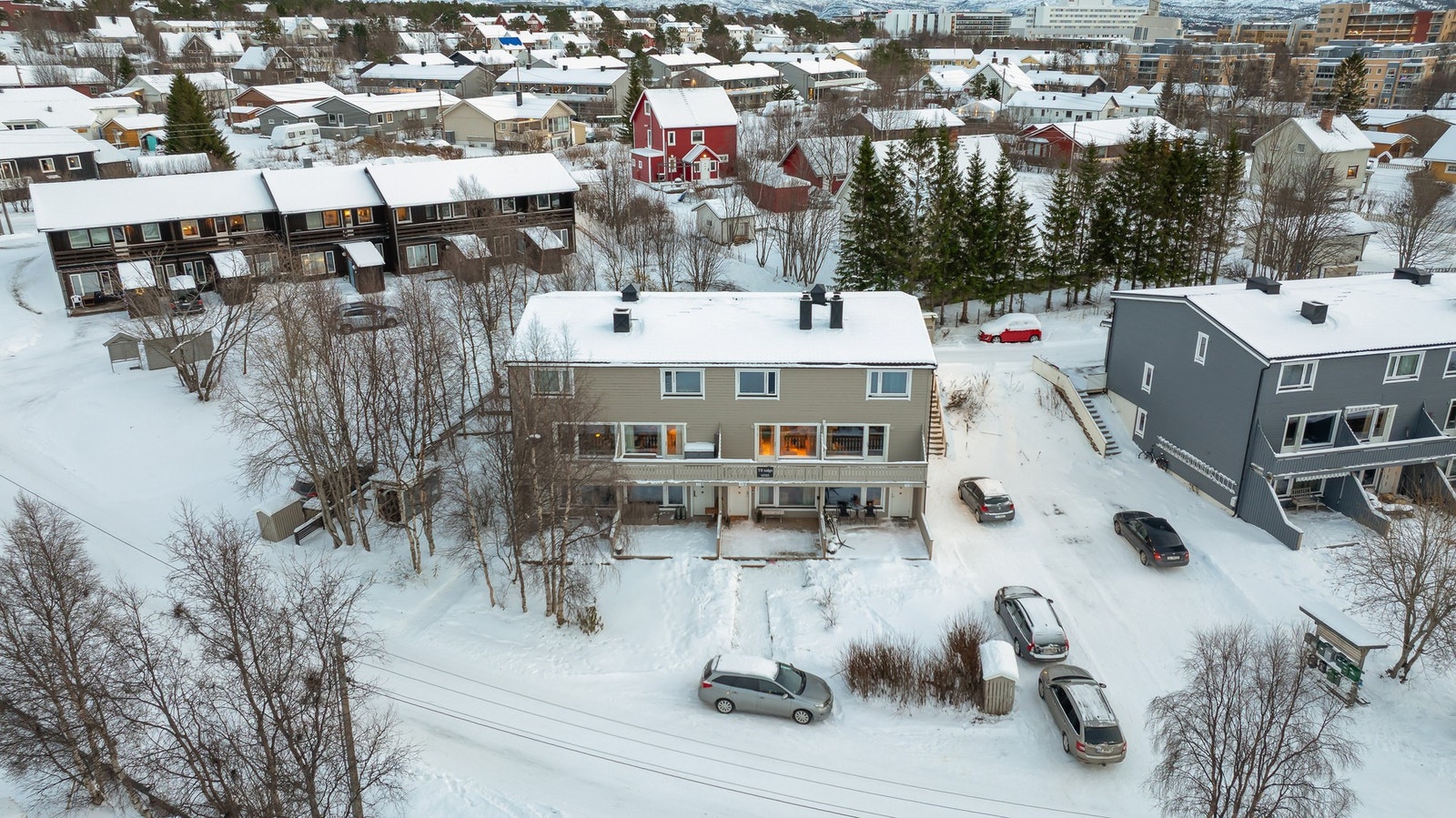 Boligen har en flott og sentral beliggenhet med kort vei til Alta sentrum. Galleribilde
