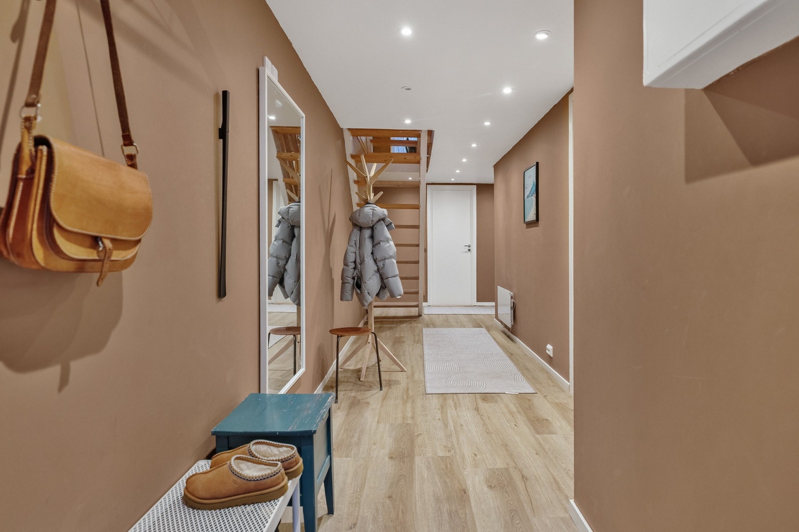 Vel inne blir du møtt av en lys entré som gir et godt førsteinntrykk av boligen. Galleribilde