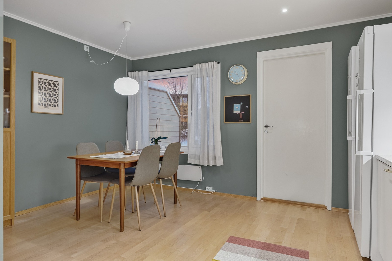 Det er god plass til et spisebord med tilhørende stoler - et naturlig samlingspunkt for hyggelige måltider. Galleribilde