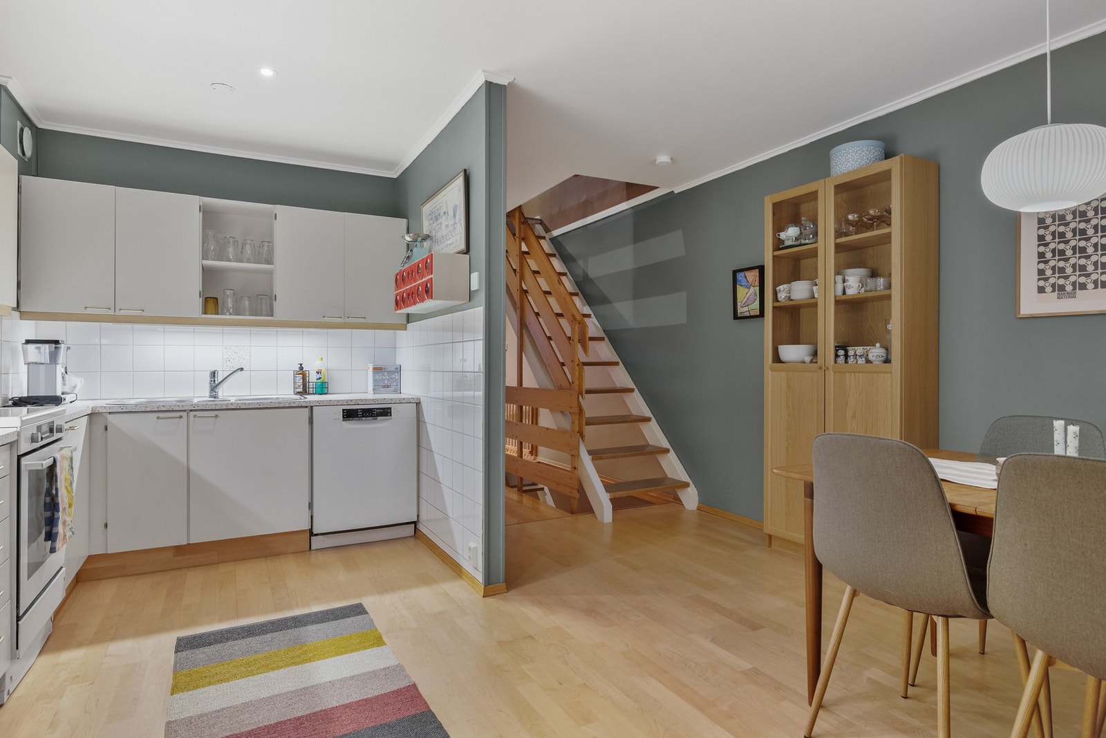 Innredning med glatte fronter og benkeplate av laminat. Galleribilde