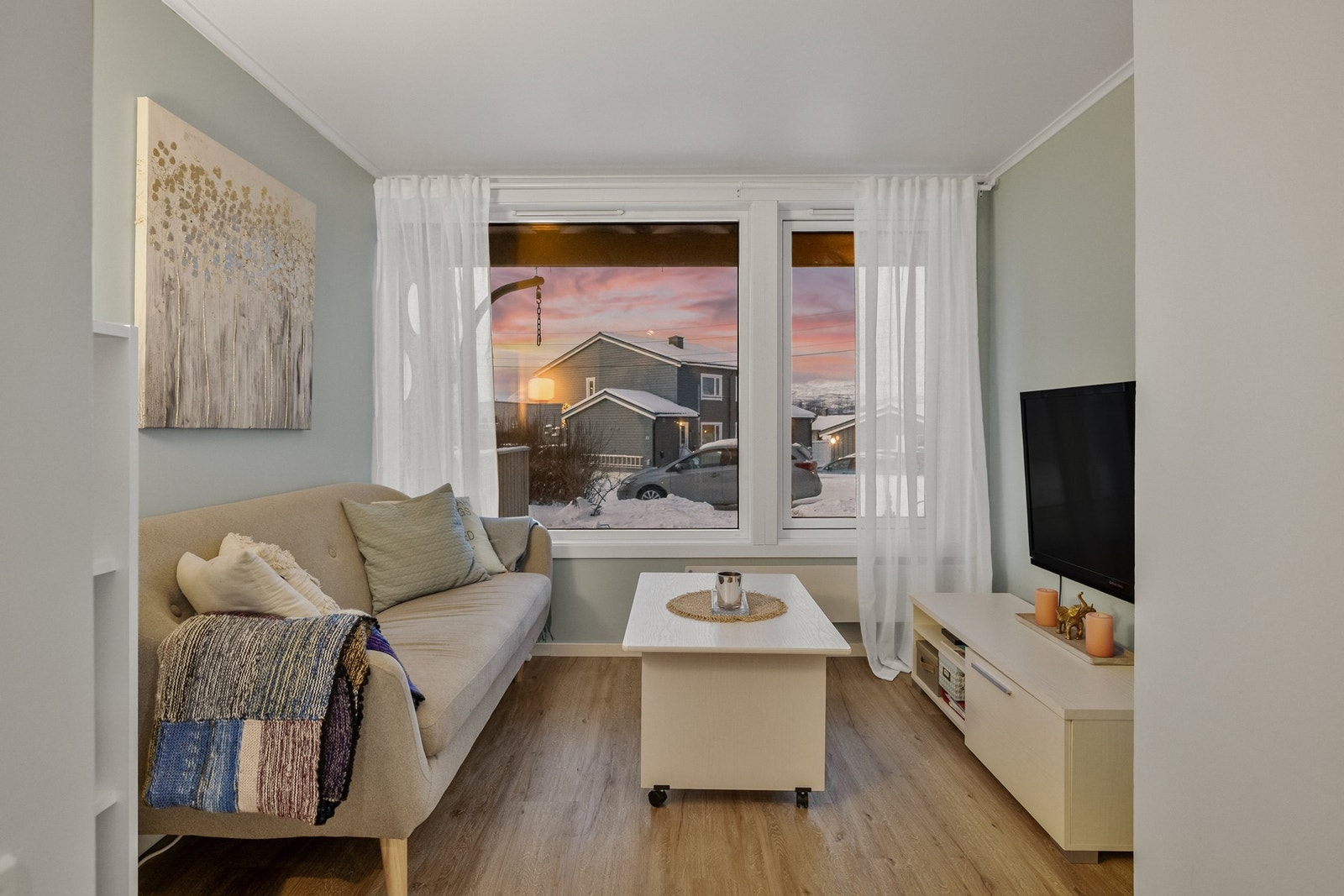 Soverommet i underetasjen har god plass til en hyggelig TV-krok. Galleribilde