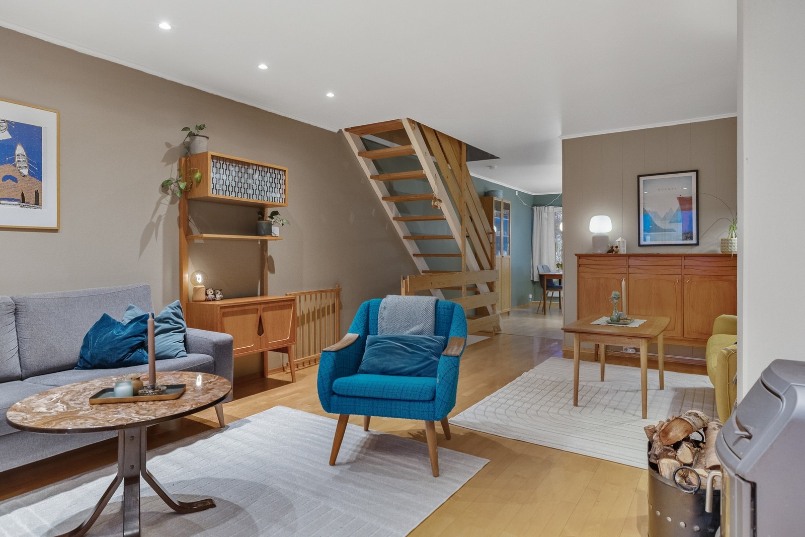 Boligen har en flott stue med plass til ulike møbleringssoner. Galleribilde