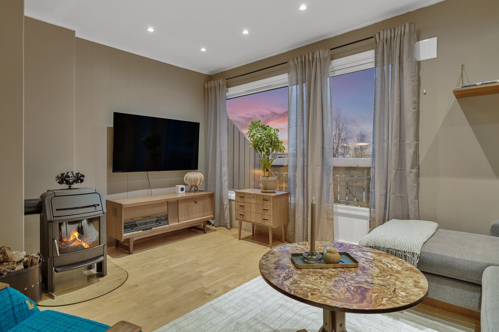 Det er montert vedovn for hyggelig oppvarming. Galleribilde