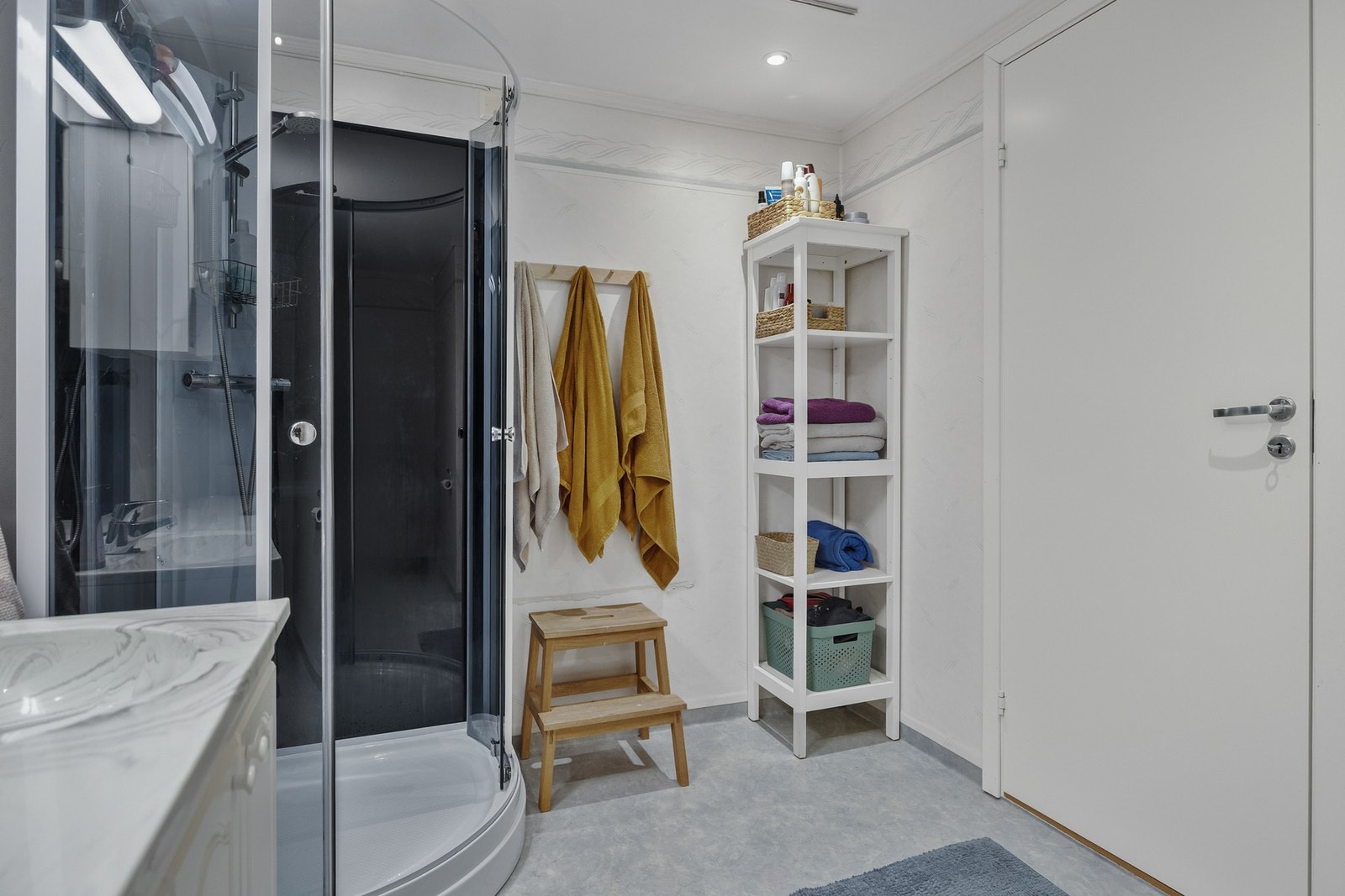 Baderommet har vegghengt servantinnredning med speil med overlys. Galleribilde