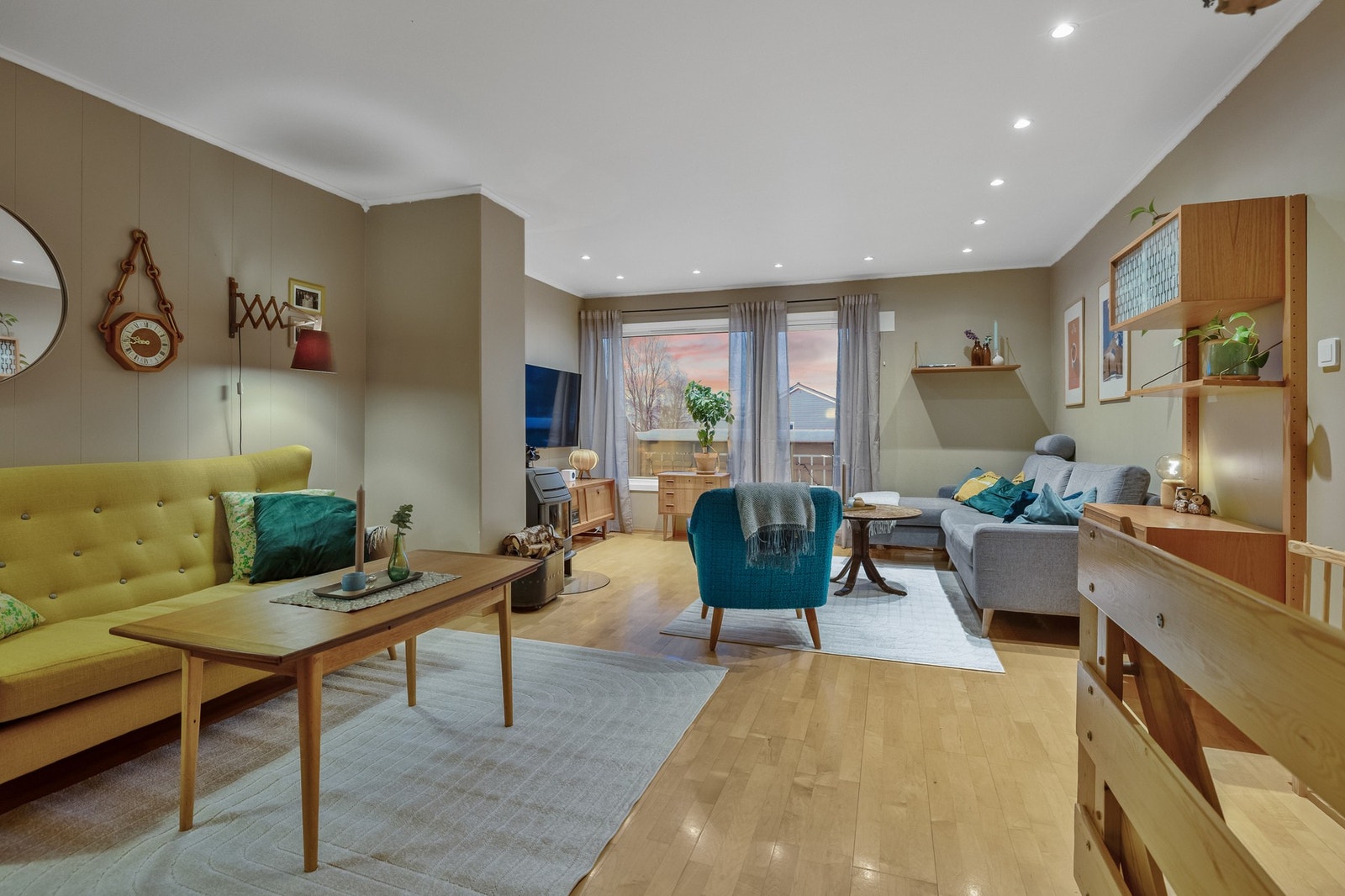 Du har en naturlig plass til en sofagruppe og TV med tilhørende møblement. Galleribilde