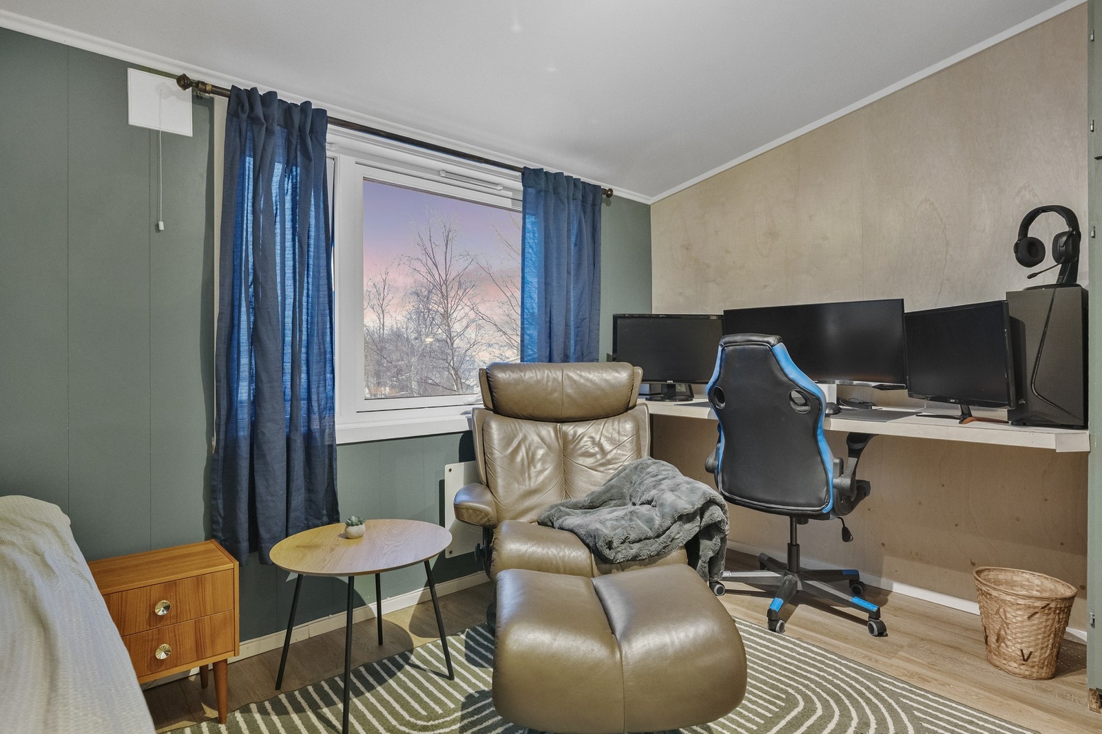 Alle soverommene har god plass til seng, nattbord og annet ønsket møblement. Galleribilde