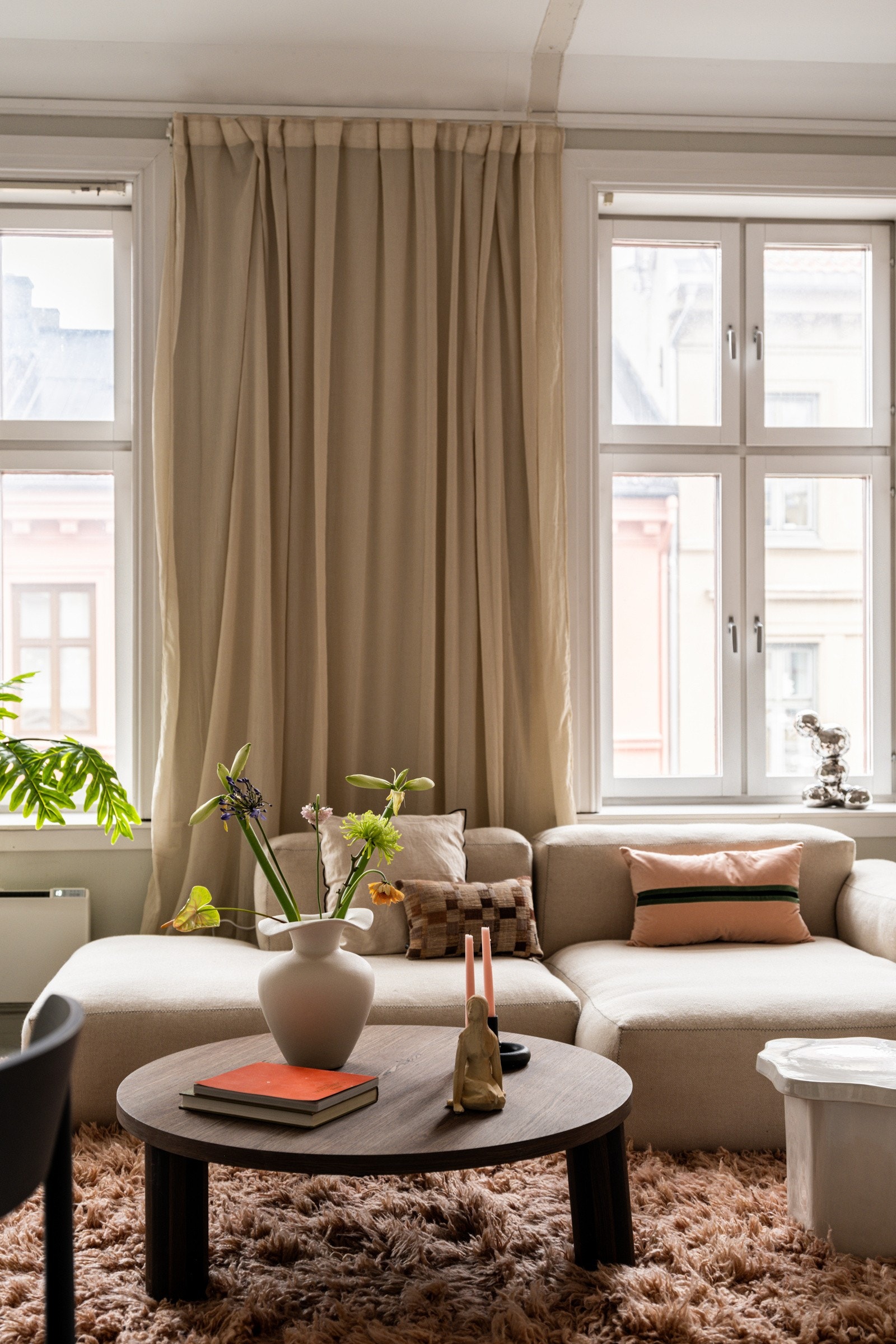 Stuen har to store klassiske vinduer som slipper inn rikelig med naturlig lys. Galleribilde