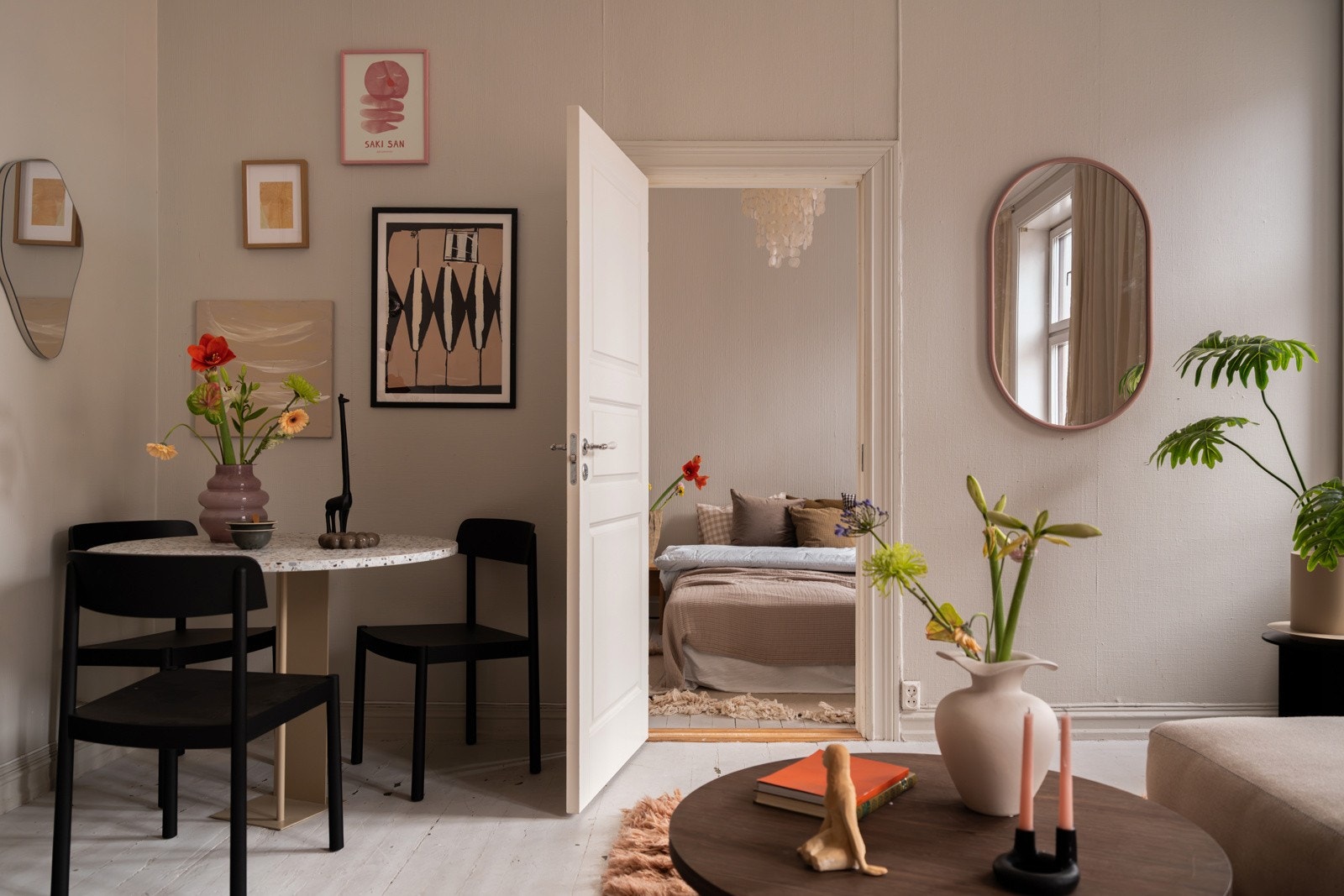 Stuen har malte tregulv og malt strie på veggene. Overflater må utbedres eller skiftes. Galleribilde