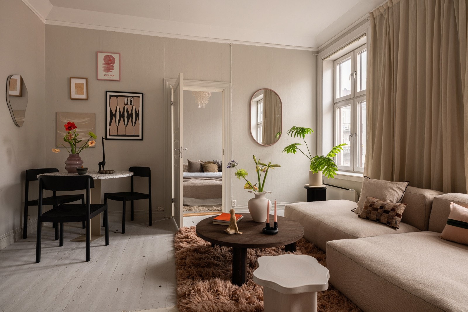 Lysinnslippet sammen med den gode takhøyden på ca. 3,05 meter bidrar til en god og luftig romfølelse. Galleribilde