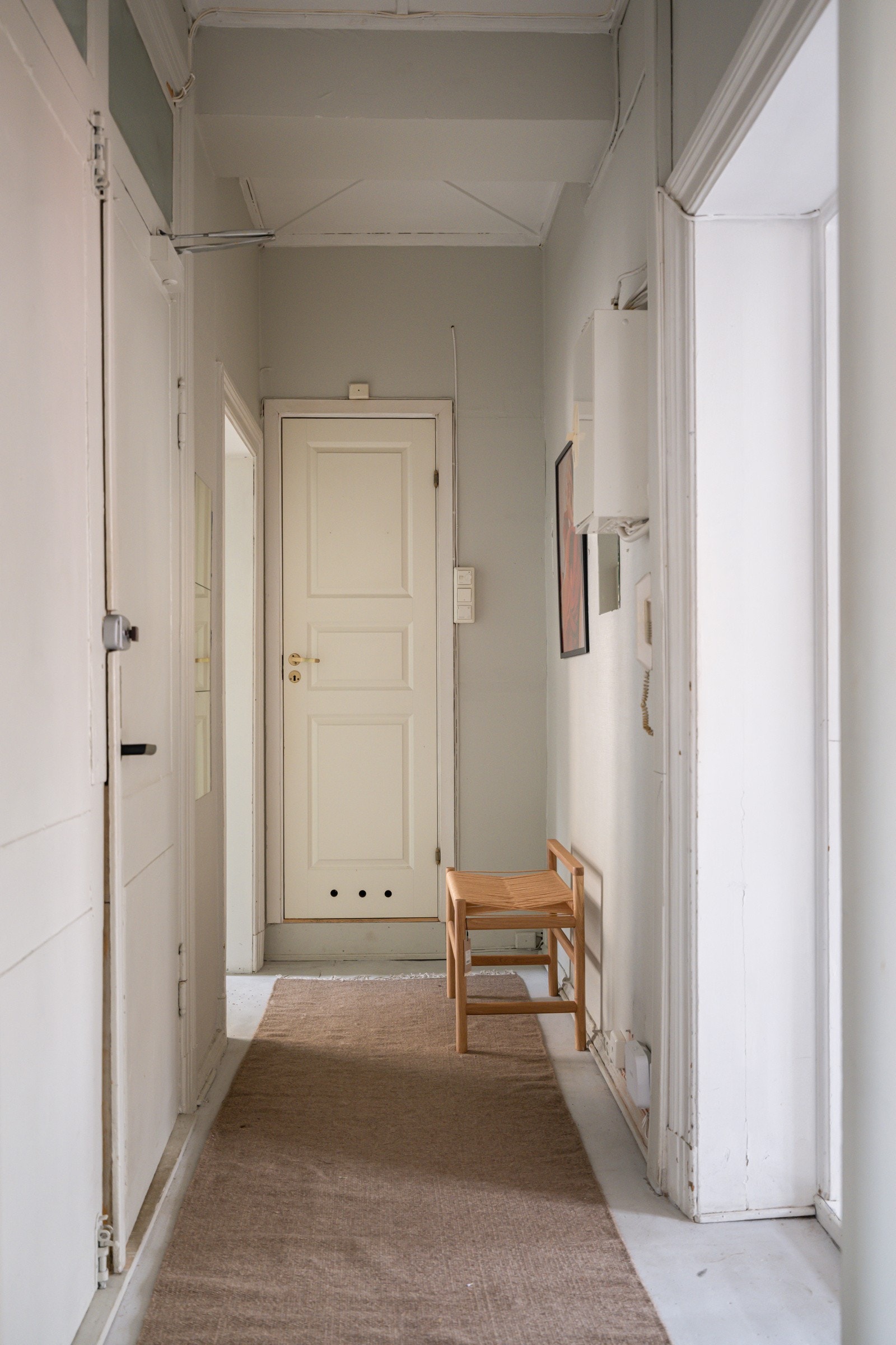 Du ønskes velkommeb inn i en lys entré med plass til sko og oppheng av yttertøy. Galleribilde