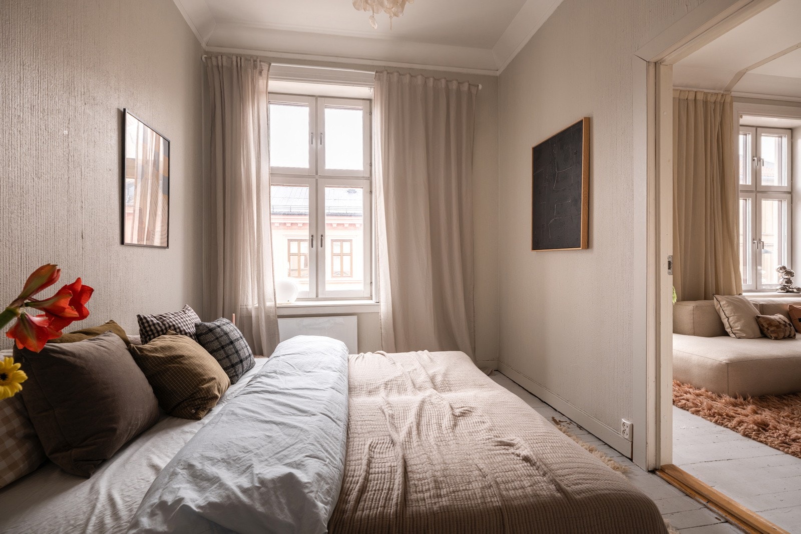 Det er ellers god plass til en stor dobbeltseng med tilhørende nattbord. Galleribilde