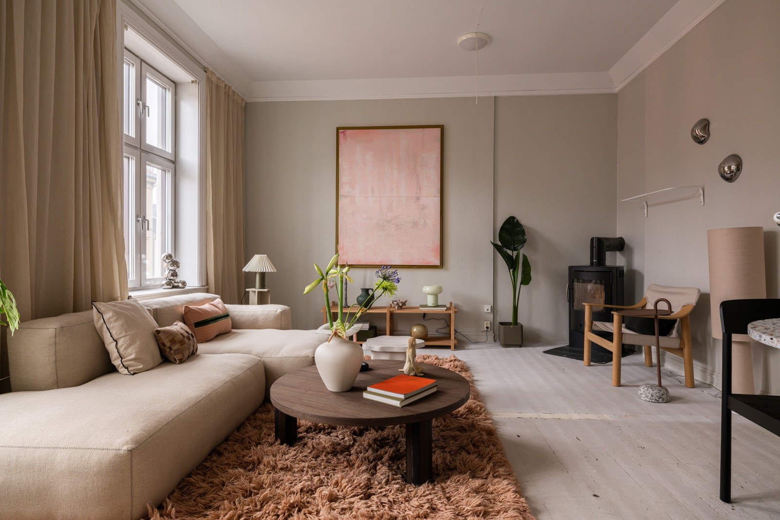 Klassisk bygårdsleilighet med behov for totalrenovering - et lyst og gjennomgående 3-roms oppussingsobjekt! Galleribilde