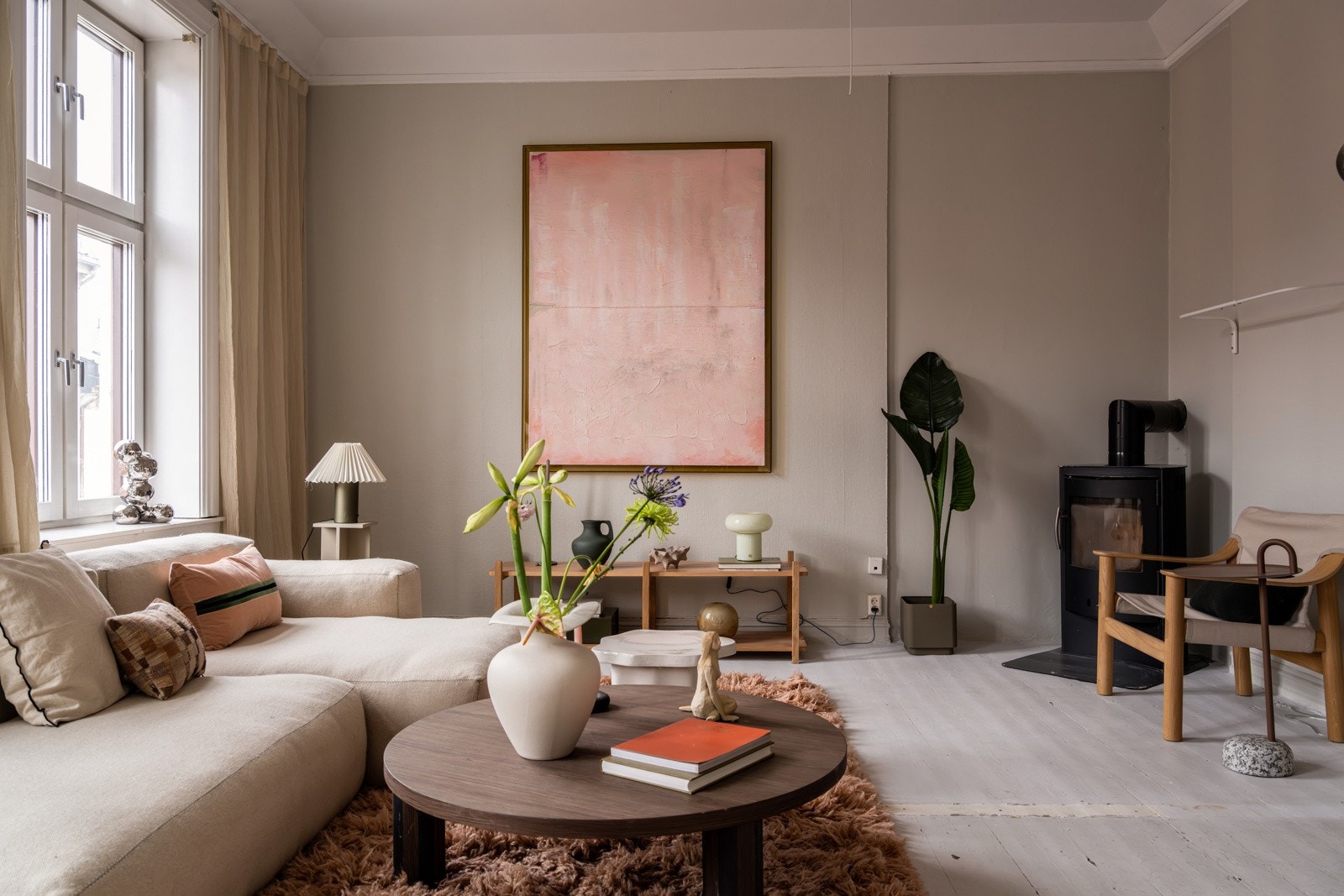 Leiligheten ligger i byggets 3. etasje, og har en gjennomgående planløsning med 2 store rom ved siden av hverandre og 2 mindre rom mot rolig bakgård. Galleribilde