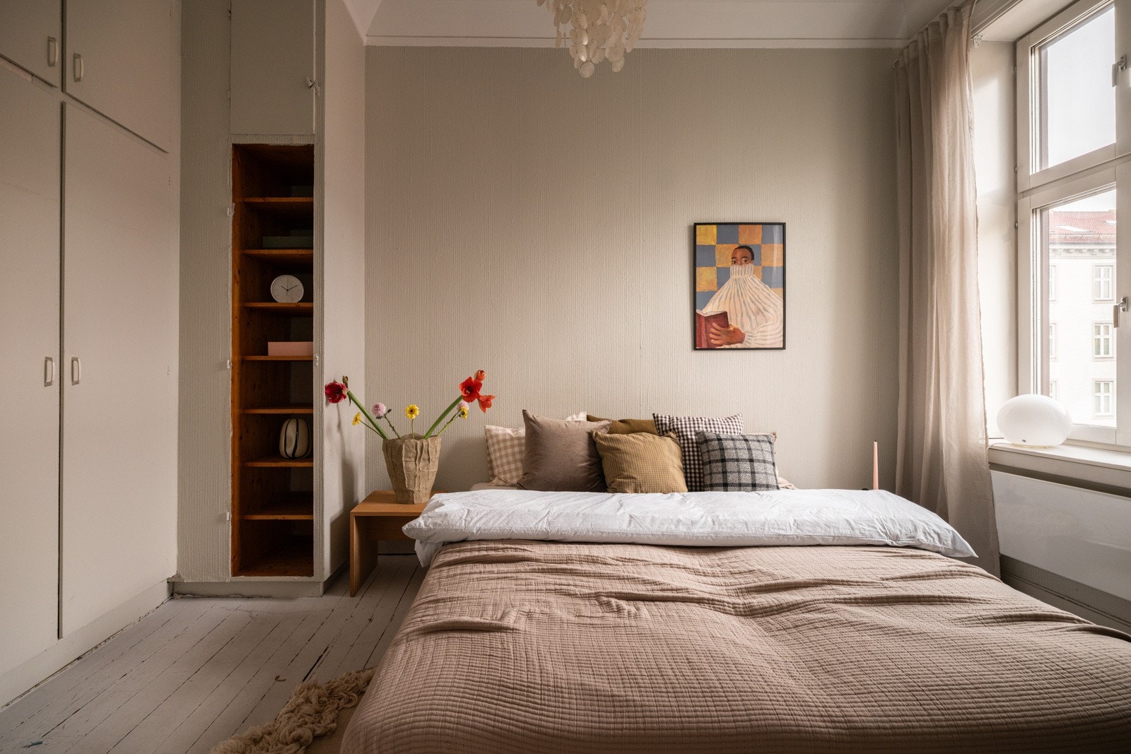 Soverommet har en stor klassisk vindusflate og god takhøyde på ca. 3,05 meter som gir en luftig romfølelse. Galleribilde