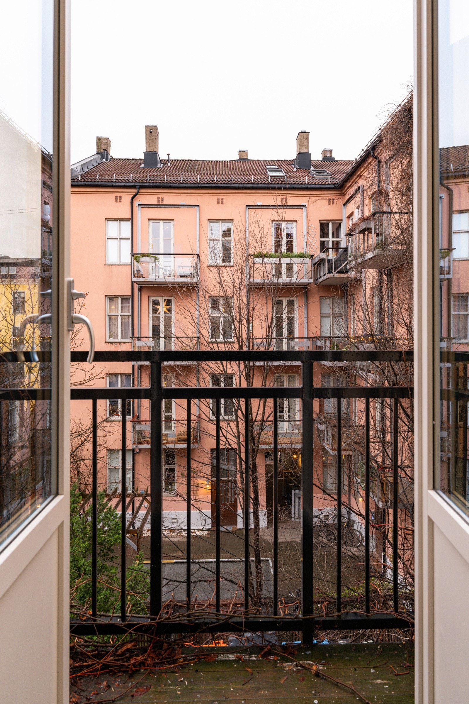 Fin vestvendt balkong med deilig ettermiddagssol. Terrassen har terrassebord på gulv og plass til et hyggelig kafésett. Galleribilde