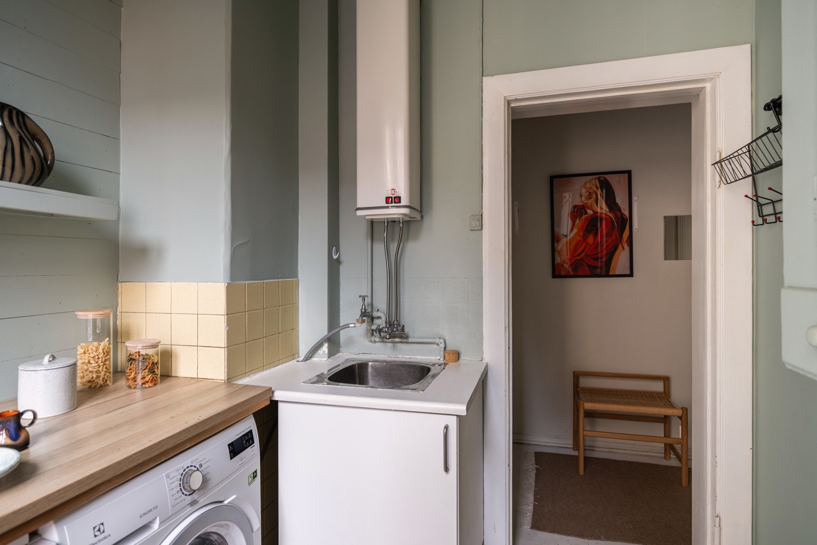 Det er montert eldre smal komfyr, smal oppvaskmaskin og vaskemaskin. Kjøkkeninnredningen og hvitevarer må skiftes. Galleribilde