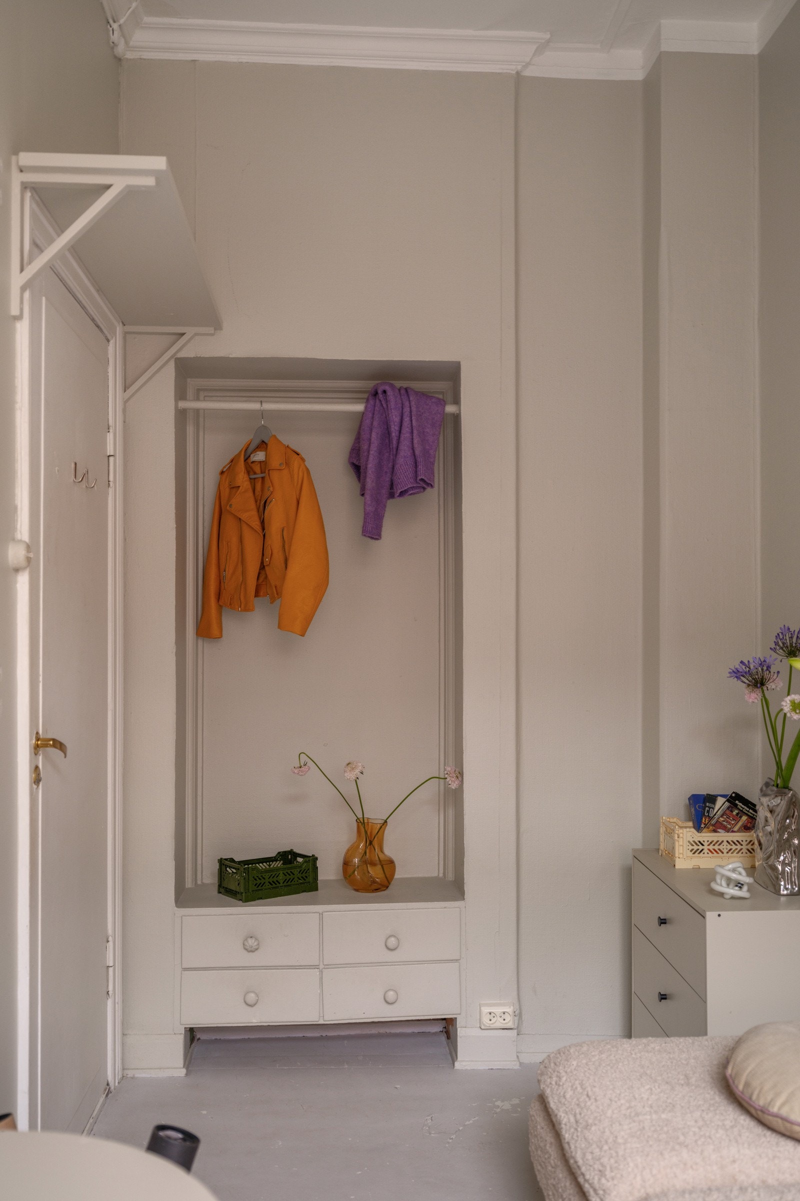 På soverommet er det plass til seng og kommode. I den gamle døråpningen er det laget en åpen garderobeløsning med skuffer og oppheng. Galleribilde