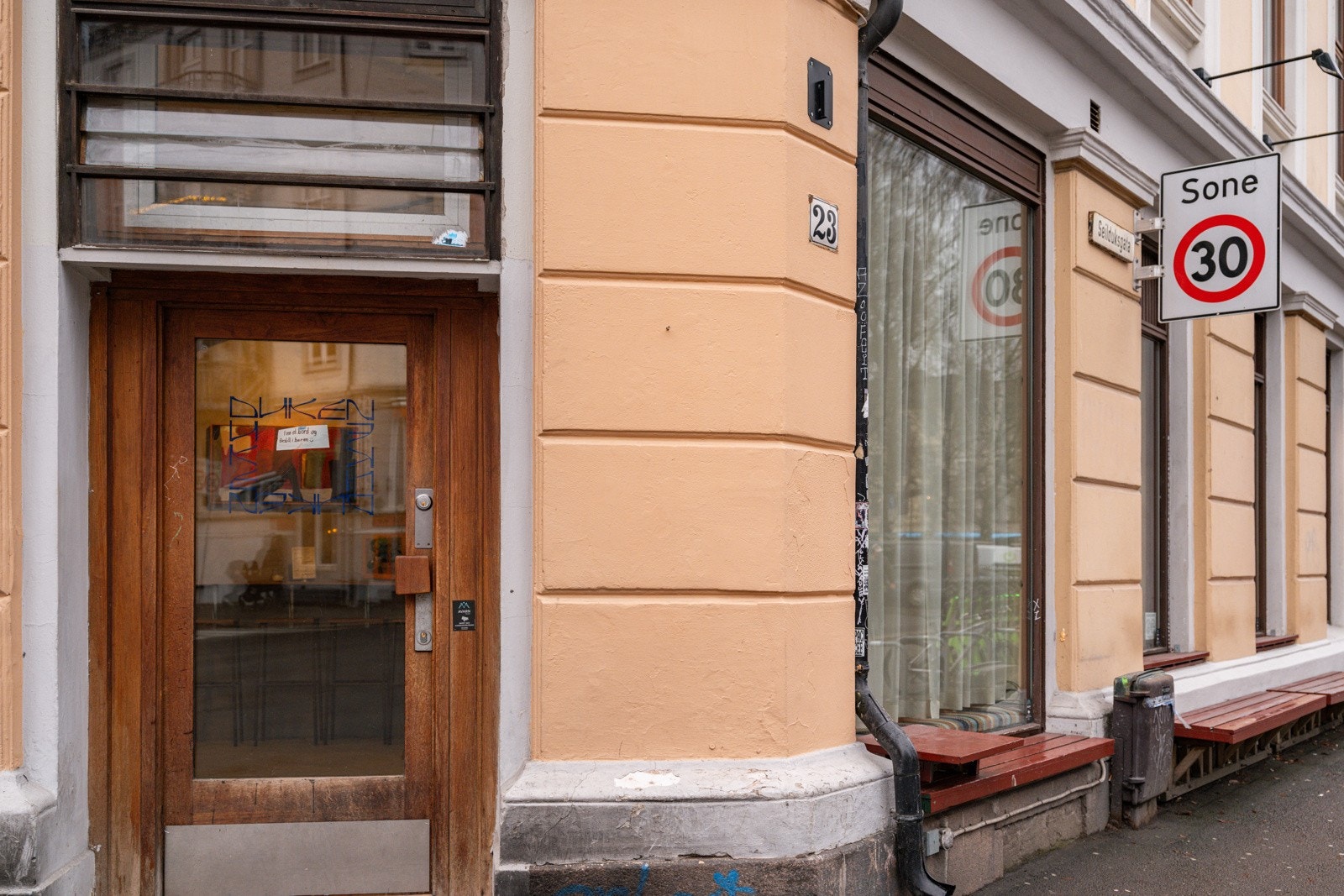 Her bor du tilbaketrukket og rolig med kort gange til alt du kan tenke deg av butikker, kaféer, spisesteder, barer m.m. Galleribilde