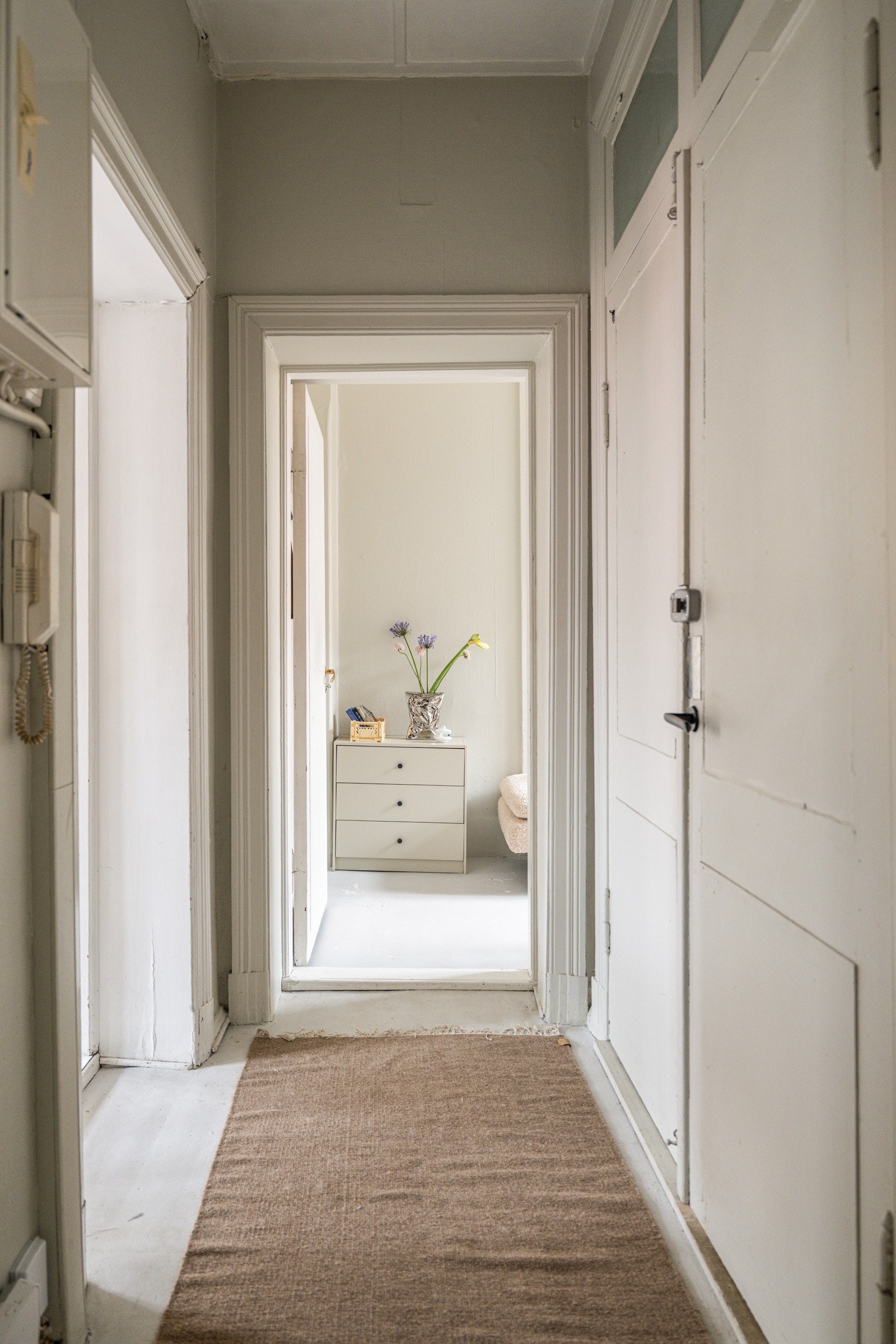 Eldre/original to-fløyet entrédør uten brann- og lydklassifisering med glassfelt og dørpumpe. Galleribilde