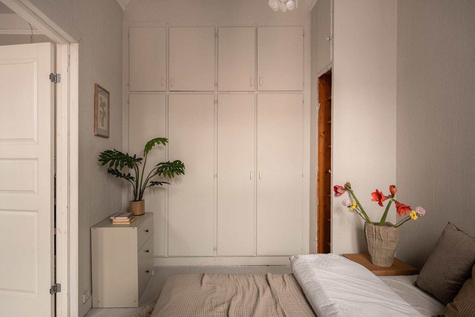 Rikelig med oppbevaringsplass i flere plassbygde garderobeskap. Galleribilde