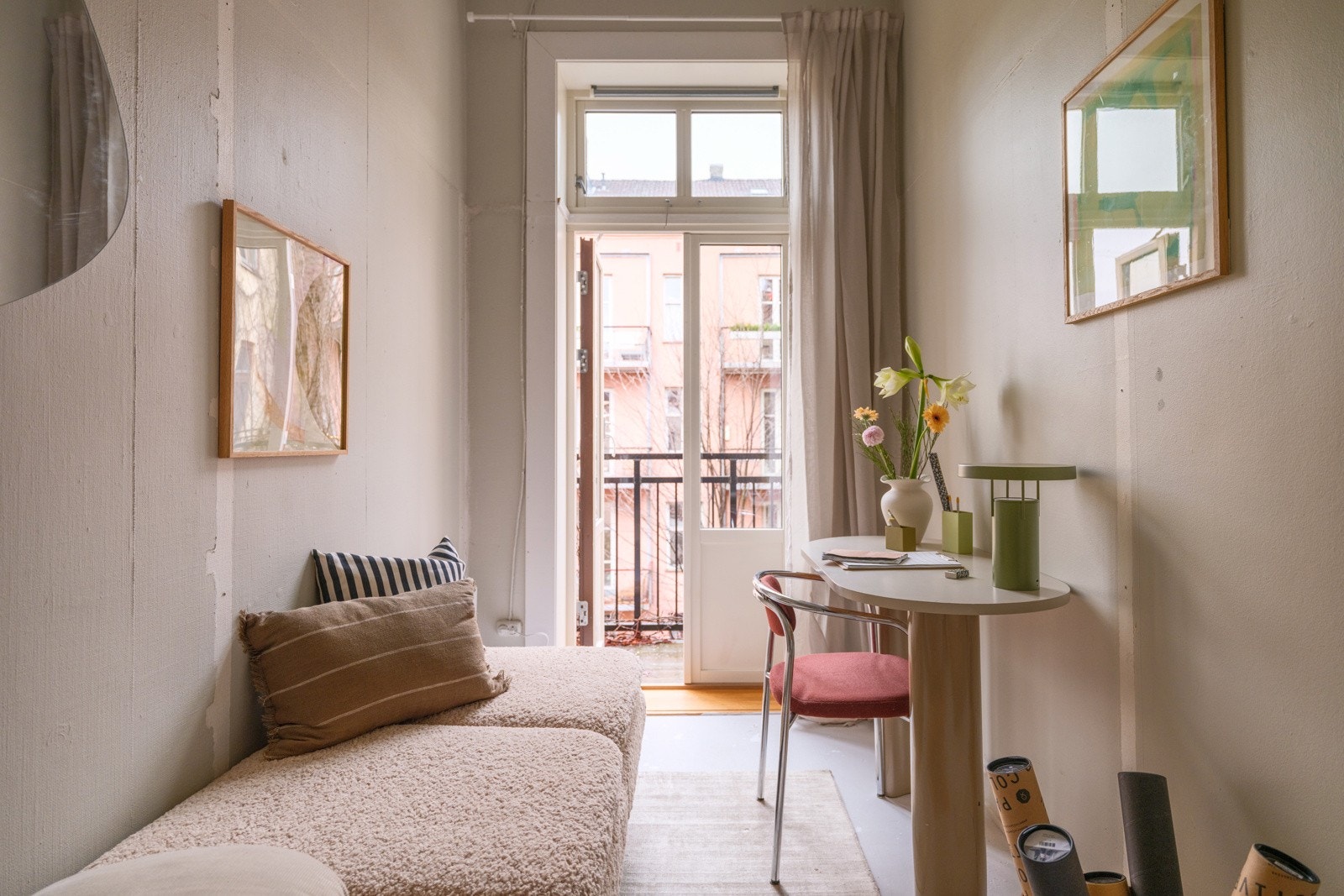 Soverommet vender ut mot rolig bakgård uten biltrafikk. Fra soverommet har du doble balkongdører fra 2015 ut til balkongen. Galleribilde