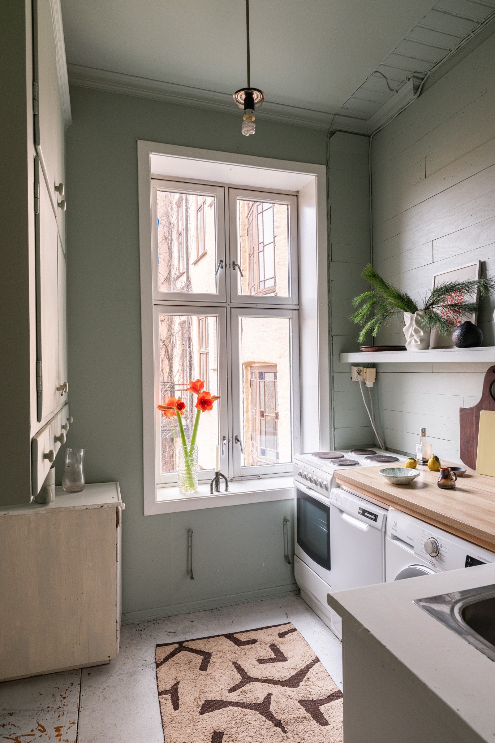 Leiligheten har et lyst separat kjøkken som vender ut mot rolig bakgård uten biltrafikk. Galleribilde