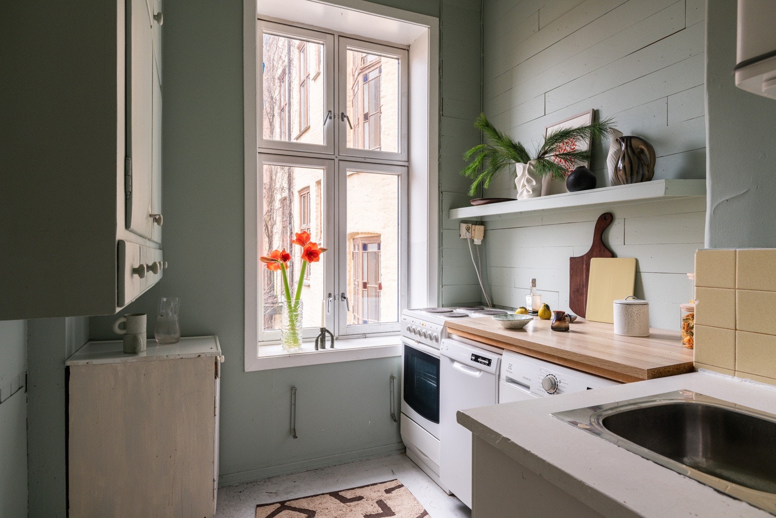 Alle vinduene i leiligheten har fine brede vinduskarmer som er perfekte for planter og dekor. Galleribilde